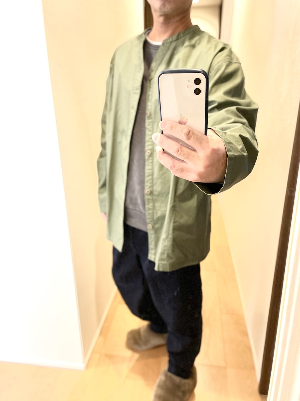 「シンプルコーデ、休日スタイル、休日コーデ、ゆるコーデ、グリーンレーベル リラクシング、デニムパンツ、ワイドパンツ、アーバンリサーチ、スウェット、カーディガン」｜「INHERITのアイテム（ノーカラージャケット、グリーン系）」を使った、す～さん（メンズ・169cm）の春コーディネートの1枚目の写真