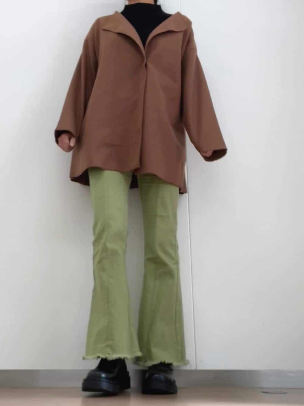 「大人カジュアル、シンプル、冬、コートスタイル、デニムパンツ、ピスタチオカラー、GRL、おしゃれさんと繋がりたい、高身長コーデ」｜「Green Parks topicのアイテム（ニット/セーター、ブラック系）」を使った、nonさん（レディース・169cm）の秋コーディネートの1枚目の写真