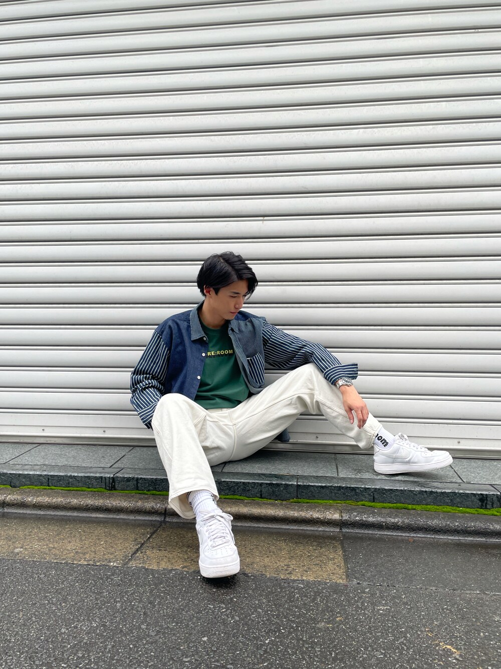 「Reroom、リルーム、ootd、outfit、秋のコーデ、デニムシャツ、グリーン、ペインターパンツ、ホワイト、スニーカーコーデ」｜「#Re:roomの3DメッセージグラフィックプリントTシャツ（Tシャツ/カットソー、グリーン系）」を使った、AYATOさん（メンズ・180cm）の秋コーディネートの1枚目の写真