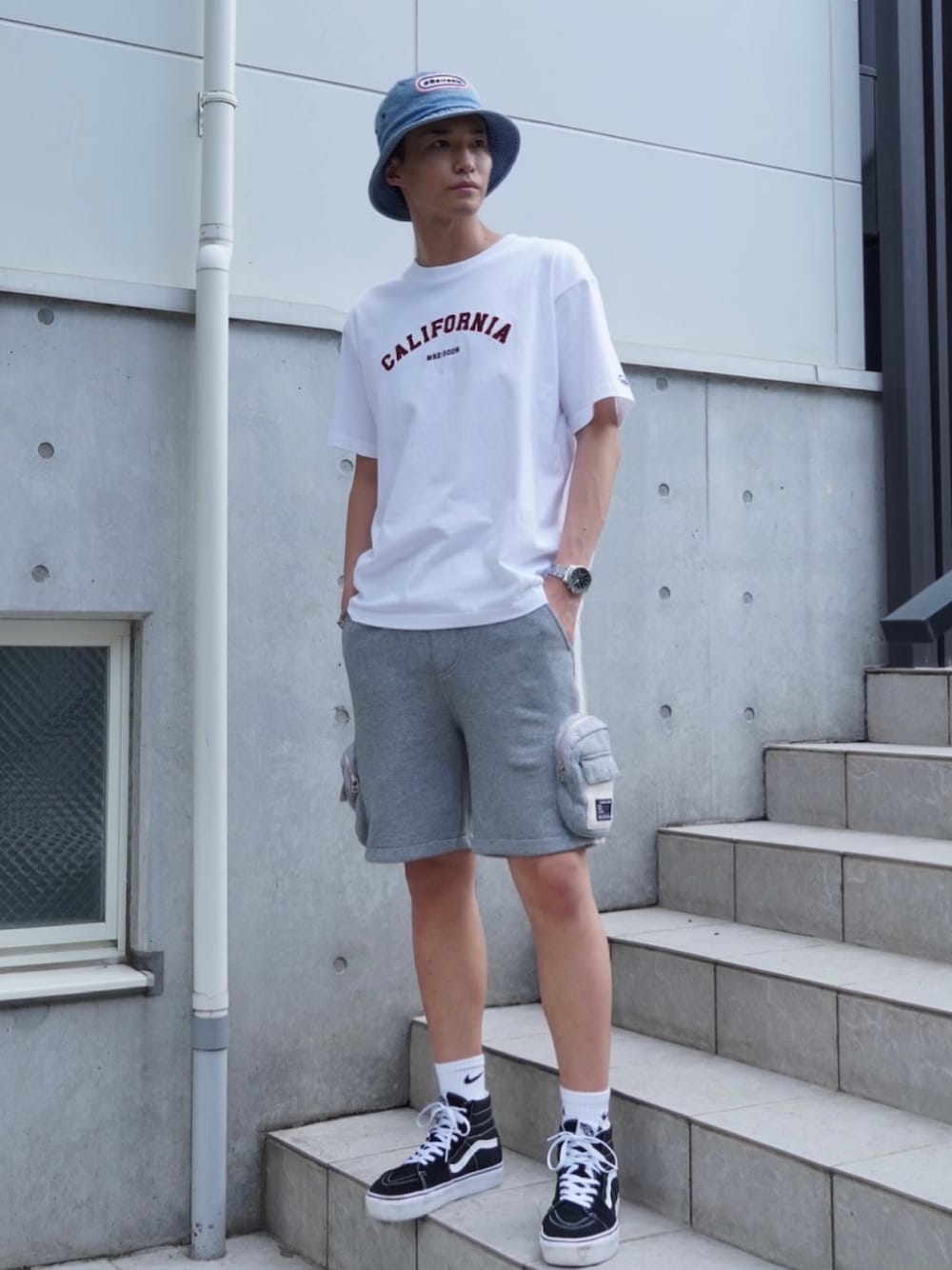 「Reroom、リルーム、カジュアルコーデ、スニーカーコーデ、バケットハット」｜「#Re:roomのアイテム（Tシャツ/カットソー、ホワイト系）」を使った、AYATOさん（メンズ・180cm）の夏コーディネートの1枚目の写真