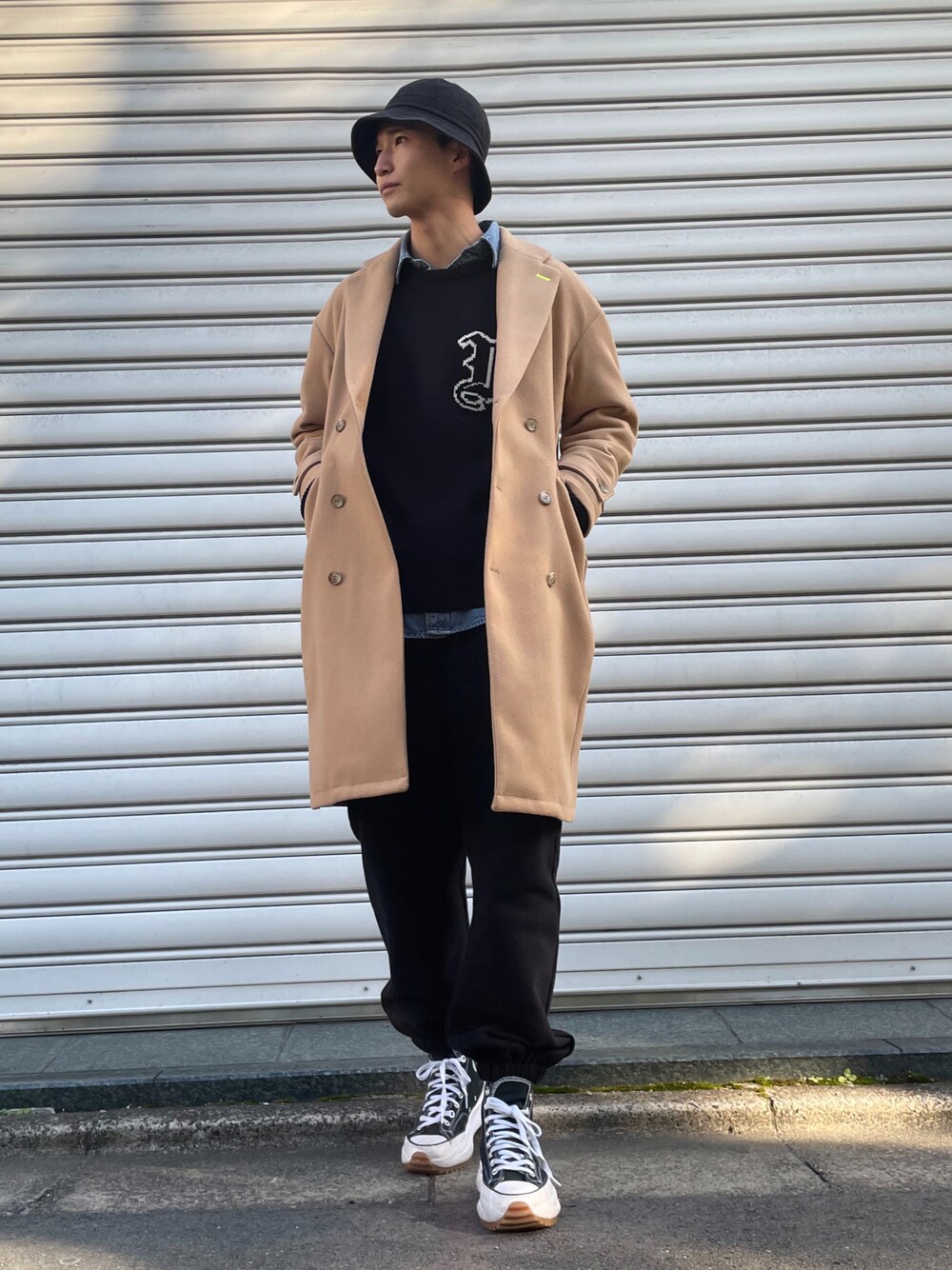 「スウェットパンツ、ニット、ストリート、レイヤードスタイル、大人カジュアル、厚底シューズ、きれいめカジュアル、バケットハット、秋冬コーデ、Reroom、リルーム」｜「#Re:roomのメッセージエンブロイダリーバケットハット（ハット、ブラック系）」を使った、AYATOさん（メンズ・180cm）の秋コーディネートの1枚目の写真