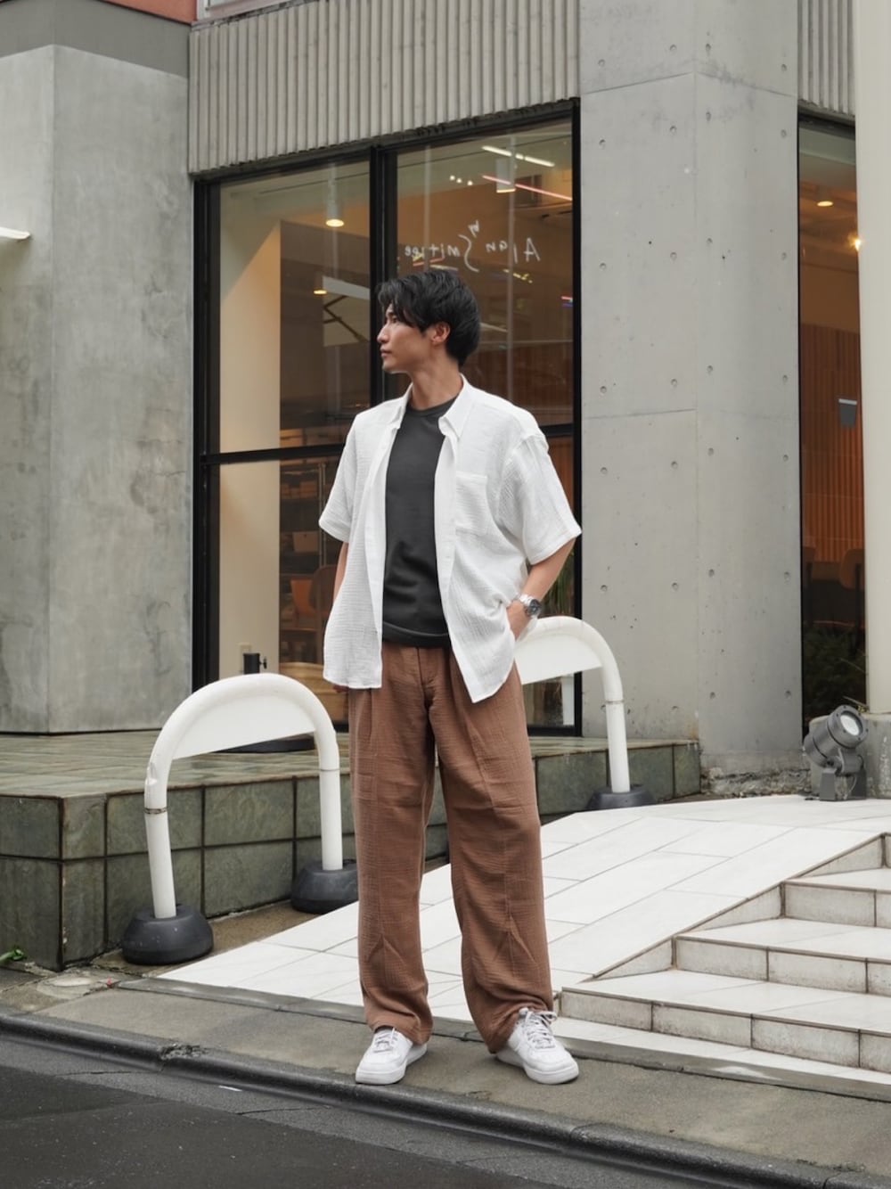 「Reroom、リルーム、ootd、outfit、シャツスタイル、ガーゼシャツ、ガーゼパンツ、秋のコーデ、スニーカーコーデ」｜「#Re:roomのダブルガーゼショートスリーブビッグBDシャツ（シャツ/ブラウス、ホワイト系）」を使った、AYATOさん（メンズ・180cm）の秋コーディネートの1枚目の写真