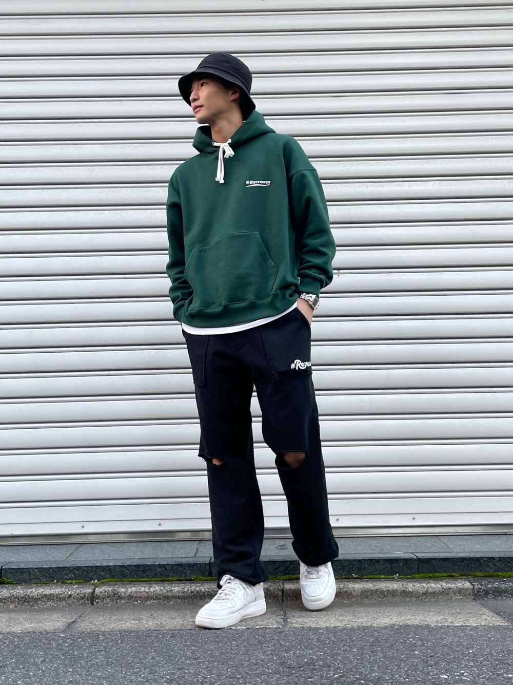 「ストリート、秋冬コーデ、モノトーン、グリーン、バケットハット、パーカー、ワイドパンツ、レイヤードスタイル、スニーカーコーデ」｜「#Re:roomのメッセージエンブロイダリーバケットハット（ハット、ブラック系）」を使った、AYATOさん（メンズ・180cm）の秋コーディネートの1枚目の写真
