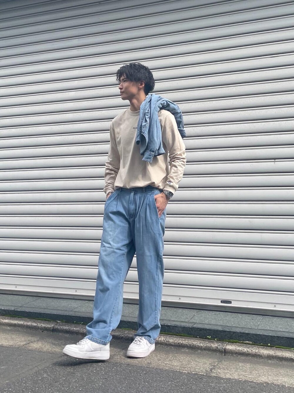 「Reroom、リルーム、デニムシャツ、デニムパンツ、セットアップ、ベージュ、タックイン、スニーカーコーデ、カジュアル」｜「#Re:roomのテイクイットイージーグラフィックロングスリーブ（Tシャツ/カットソー、ベージュ系）」を使った、AYATOさん（メンズ・180cm）の秋コーディネートの1枚目の写真