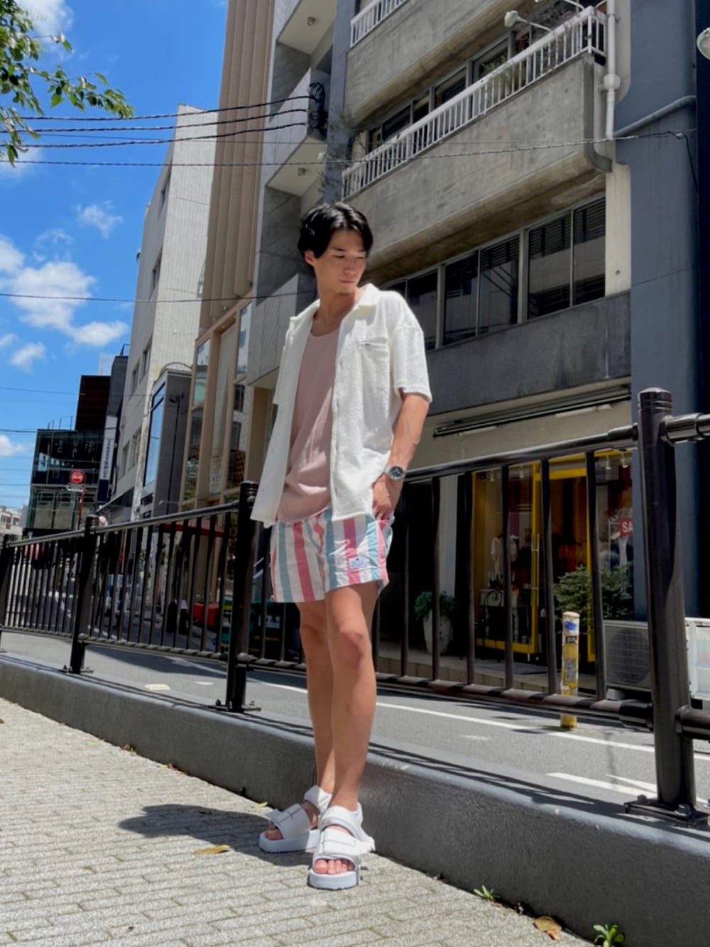 「Reroom、SUNSbyReroom、リルーム、夏コーデ、シャツスタイル、タンクトップ、水着、スイムショーツ、サンダル」｜「#Re:roomのアイテム（シャツ/ブラウス、ホワイト系）」を使った、AYATOさん（メンズ・180cm）の夏コーディネートの1枚目の写真