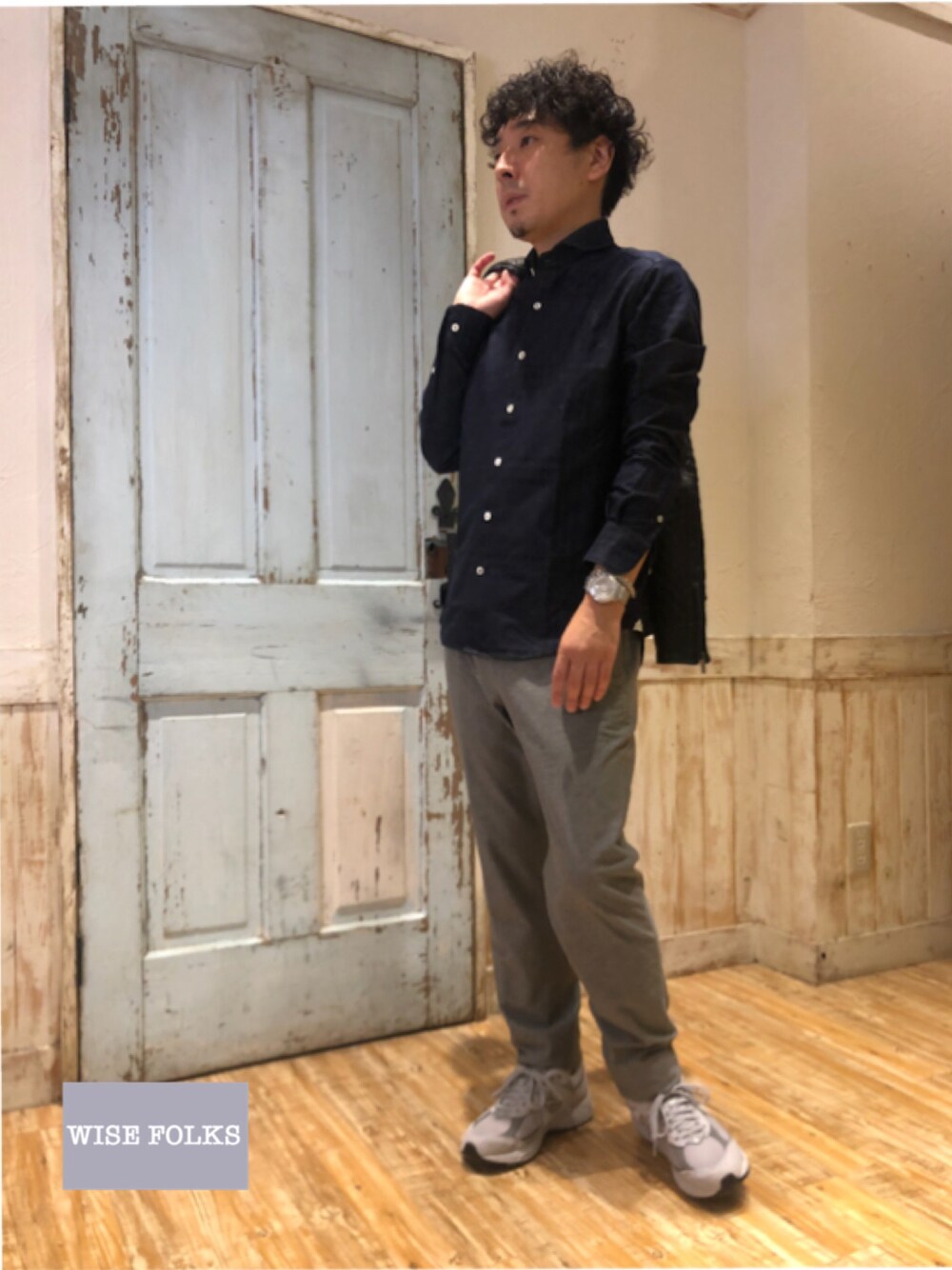 「休日スタイル、オトナカジュアル、大人コーデ、秋トレンド2021、秋コーデ、シャツスタイル、モノトーン、シャツコーデ、フォローミー、秋服準備はじめました、いいね、save、フォローお願いします🤑、ラブアンドピース2021、きれいめカジュアル、キレイめ、大人カジュアル」｜「Gallipoli camiceriaのアイテム（シャツ/ブラウス、ブラック系）」を使った、山田 晃吉良(ヤマダ アキラ)さん（メンズ・165cm）の秋コーディネートの1枚目の写真