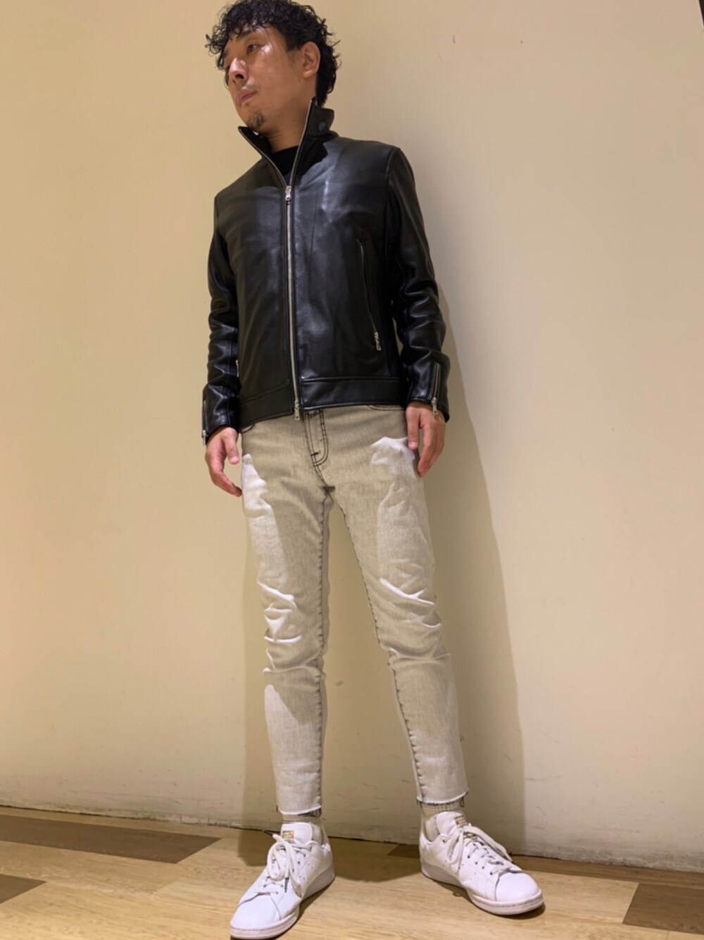 「スニーカー、レザー、レザージャケット、秋のコーデ、きれいめコーディネート、きれいめカジュアル、ootd、秋服、カジュアルコーデ、今日のコーデ、オトナカジュアル、お洒落さんとつながりたい、おしゃれさんと繋がりたい、ラブアンドピース2021、秋トレンド2021」｜「bigjohnのアイテム（デニムパンツ、グレー系）」を使った、山田 晃吉良(ヤマダ アキラ)さん（メンズ・165cm）の秋コーディネートの1枚目の写真