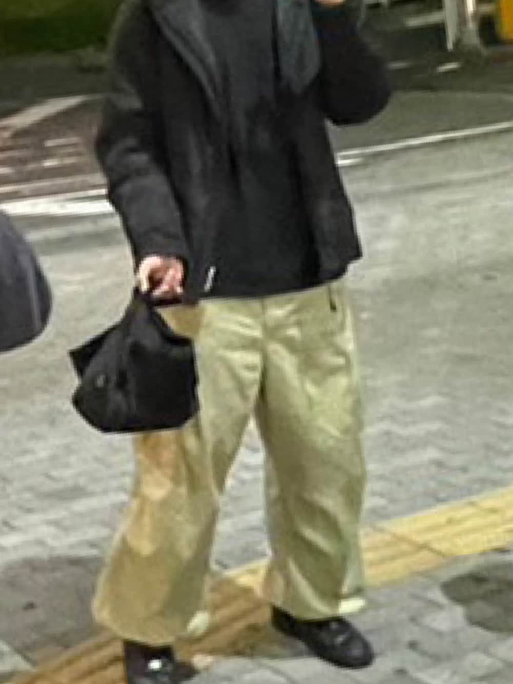 「GUのアイテム（カーゴパンツ、ベージュ系）」を使った、コバさん（メンズ・178cm）の冬コーディネートの1枚目の写真