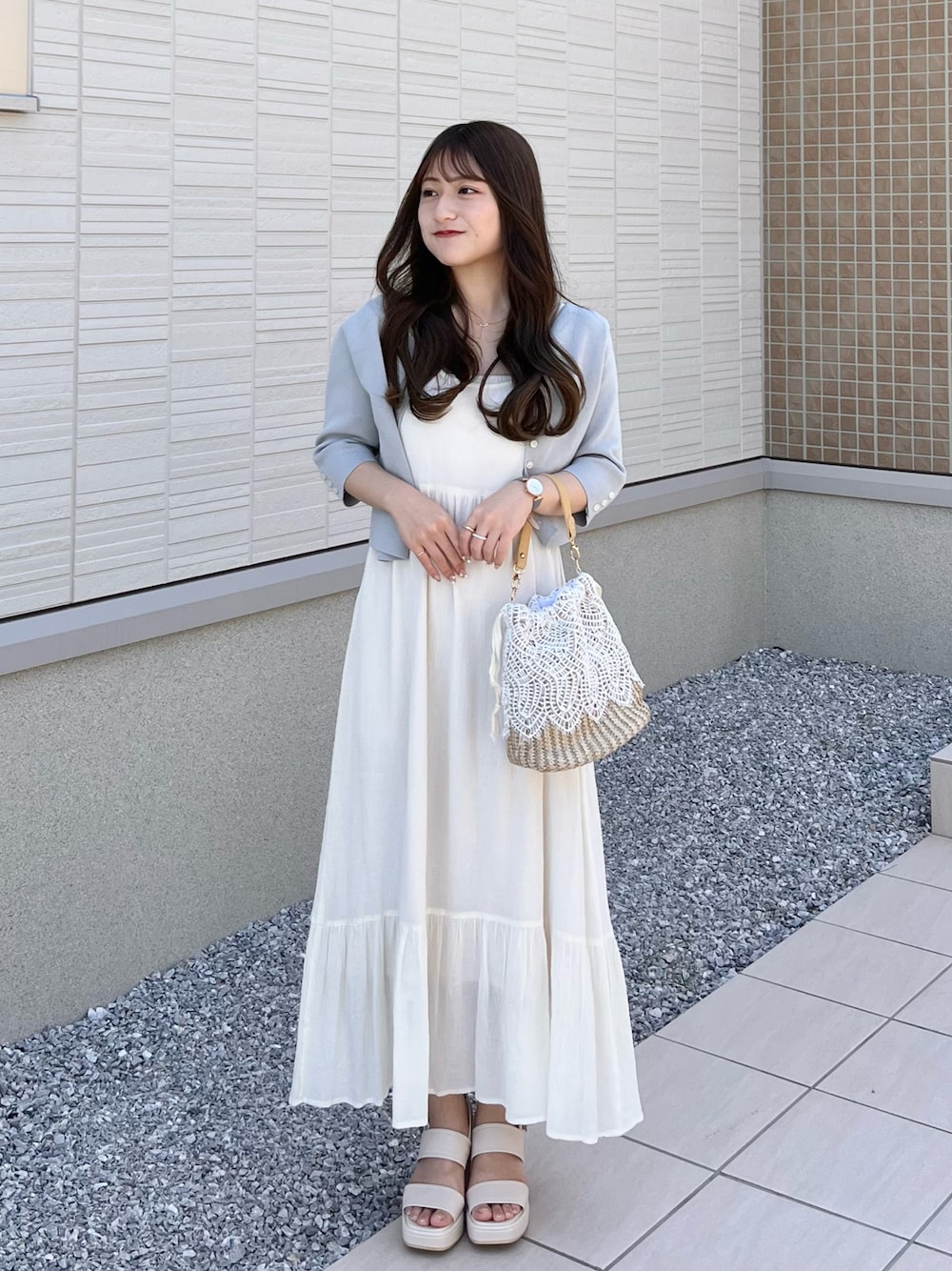 「お出かけコーデ、春夏コーデ、大人かわいい、ゆるコーデ、サンダル、ワンピースコーデ、初夏コーデ、ロングワンピース、大人ガーリー、シンプルコーデ、厚底サンダル、淡色女子、低身長コーデ、淡色コーデ」｜「Cheekの【サイズ展開あり】ノースリベストセットワンピース（ワンピース、ホワイト系）」を使った、miyu Ӧさん（レディース・148cm）の春コーディネートの1枚目の写真