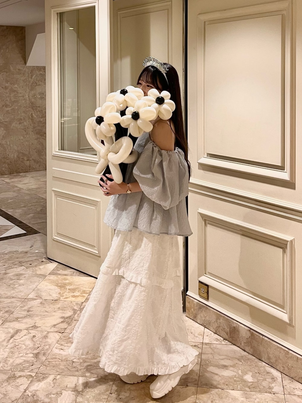 「休日スタイル、夏ファッション、おでかけコーデ、低身長女子、大人ガーリー、スカートコーデ、今日のコーデ、キレイめコーデ、パフスリーブ、お呼ばれスタイル、ガーリーコーデ、スカートスタイル、オフショル、低身長コーデ、淡色コーデ」｜「LILY BROWNの３wayジャガードペプラムビスチェ（ベスト、グレー系）」を使った、miyu Ӧさん（レディース・148cm）の夏コーディネートの1枚目の写真