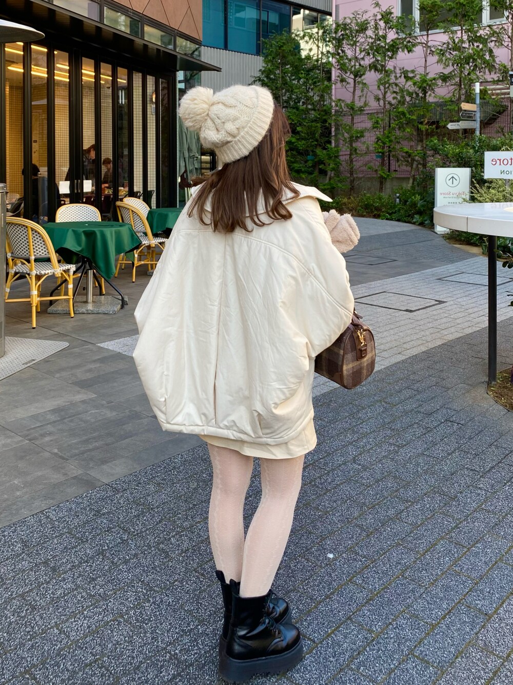 「モノトーンコーデ、ホワイトコーデ、ニット帽、淡色コーデ、ファー小物、あったかコーデ、冬コーデ、休日スタイル、ボストンバッグ、ミニ丈、カラーニット、ボリューム袖、タックイン」｜「HeatherのナカワタポンチョCPOコートジャケット　237995（ナイロンジャケット、ホワイト系）」を使った、miyu Ӧさん（レディース・148cm）の冬コーディネートの1枚目の写真