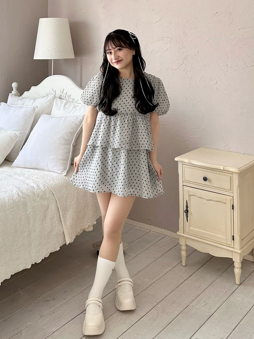「春のおしゃ見えテクニック、シンプルコーデ、春服みてみて、低身長コーデ、今日のコーデ、淡色コーデ、ぺプラムトップス、淡色女子、キャミワンピ、厚底サンダル、ガーリーコーデ、フレンチガーリー、umm.claïr、パフスリーブ」｜「umm.claïrのアイテム（ワンピース、グレー系）」を使った、miyu Ӧさん（レディース・148cm）の春コーディネートの1枚目の写真