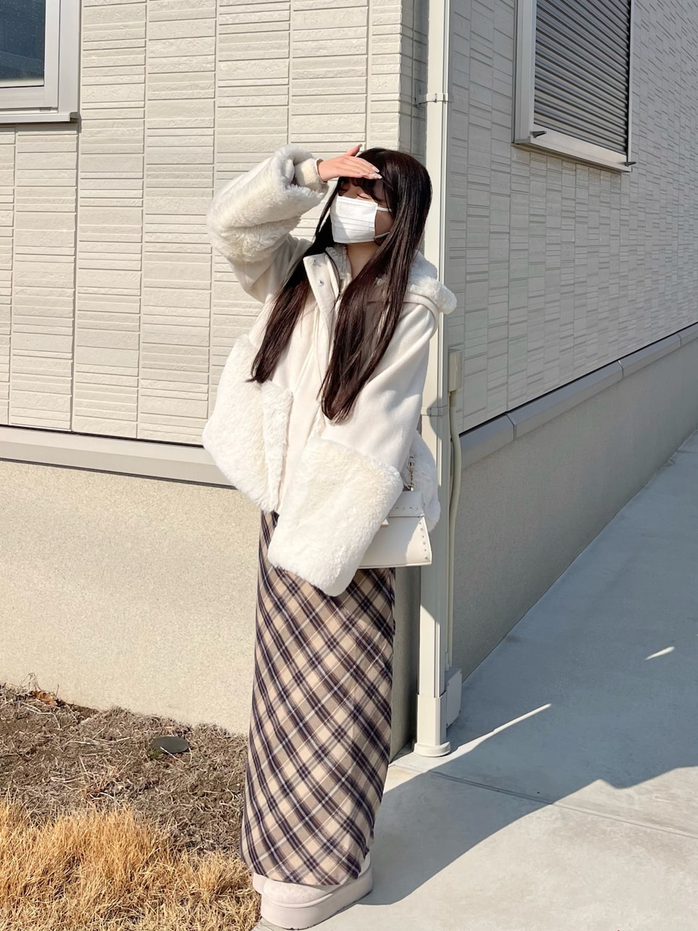 「真冬のあったかスタイル、大人コーデ、休日スタイル、ガーリーコーデ、淡色、冬服、低身長コーデ、チェックスカート、ファーコート、ムートンブーツ、ショートブーツ、淡色コーデ、シンプルコーデ、今日のコーデ、冬コーデ」｜「ASTORIA ODIERのリボンブローチ付きフードファー切替コート（その他アウター、ホワイト系）」を使った、miyu Ӧさん（レディース・149cm）の冬コーディネートの1枚目の写真