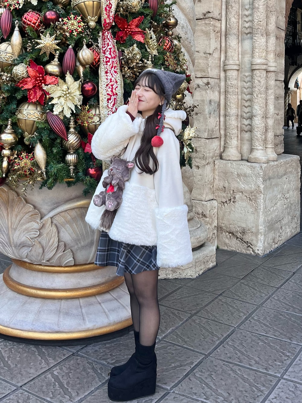 「冬アウター、低身長女子、冬のコーデ、シンプルスタイル、オトナカワイイ、フェミニンコーデ、チェック、タイツ、大人かわいい、ファーコート、テーマパークコーデ、ショートブーツ、冬コーデ、最近のいい感じコーデ、アウターコーデ」｜「ASTORIA ODIERのリボンブローチ付きフードファー切替コート（その他アウター、ホワイト系）」を使った、miyu Ӧさん（レディース・149cm）の冬コーディネートの1枚目の写真