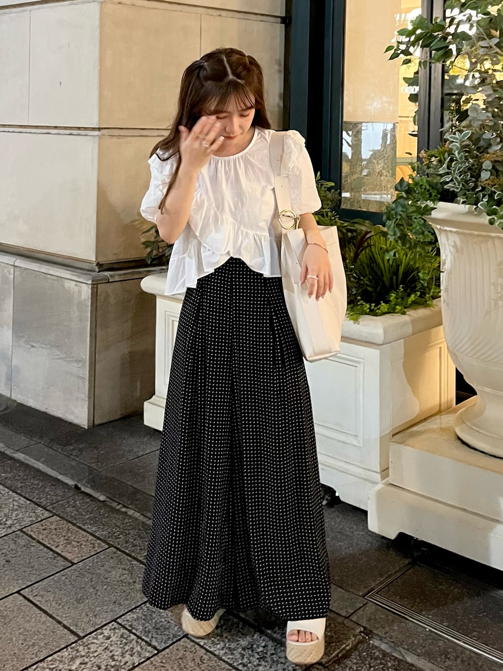 「真夏のアクティブスタイル、大人コーデ、シンプルコーデ、ワイドパンツ、パンツコーデ、モノトーンコーデ、厚底シューズ、snidel、GRL」｜「SNIDELのアイテム（パンツ、ブラック系）」を使った、miyu Ӧさん（レディース・148cm）の夏コーディネートの1枚目の写真