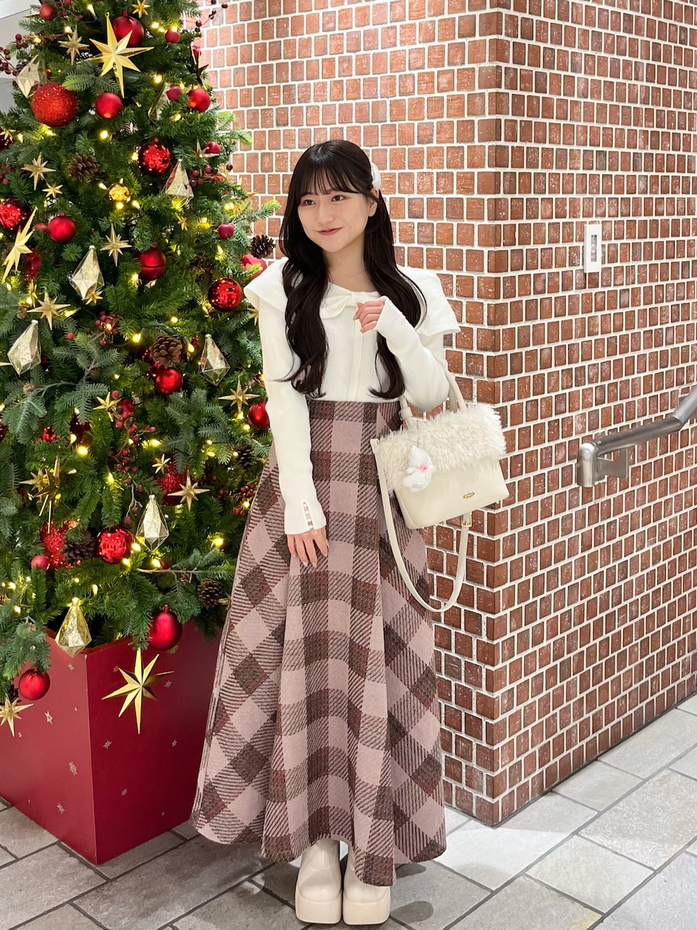 「最近のいい感じコーデ、大人かわいい、おでかけコーデ、冬のコーデ、今日のコーデ、低身長コーデ、GRL、ファーバッグ、ショートブーツ、ブーツ、綺麗めコーデ、ロングスカート」｜「GRLのアイテム（スカート、ピンク系）」を使った、miyu Ӧさん（レディース・149cm）の冬コーディネートの1枚目の写真