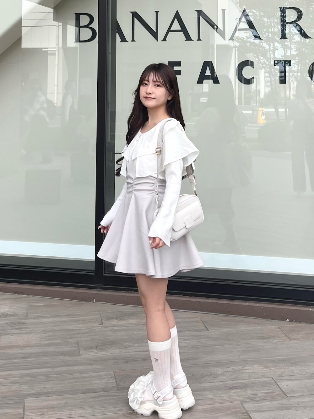 「最近のいい感じコーデ、春服コーデ、休日スタイル、ラフコーデ、お出かけコーデ、シンフルコーデ、今日のコーデ、春色、淡色女子、低身長コーデ、ブルベ夏、ミニスカート、ガーリーコーデ」｜「GRLのアイテム（ニット/セーター、ホワイト系）」を使った、miyu Ӧさん（レディース・149cm）の春コーディネートの1枚目の写真