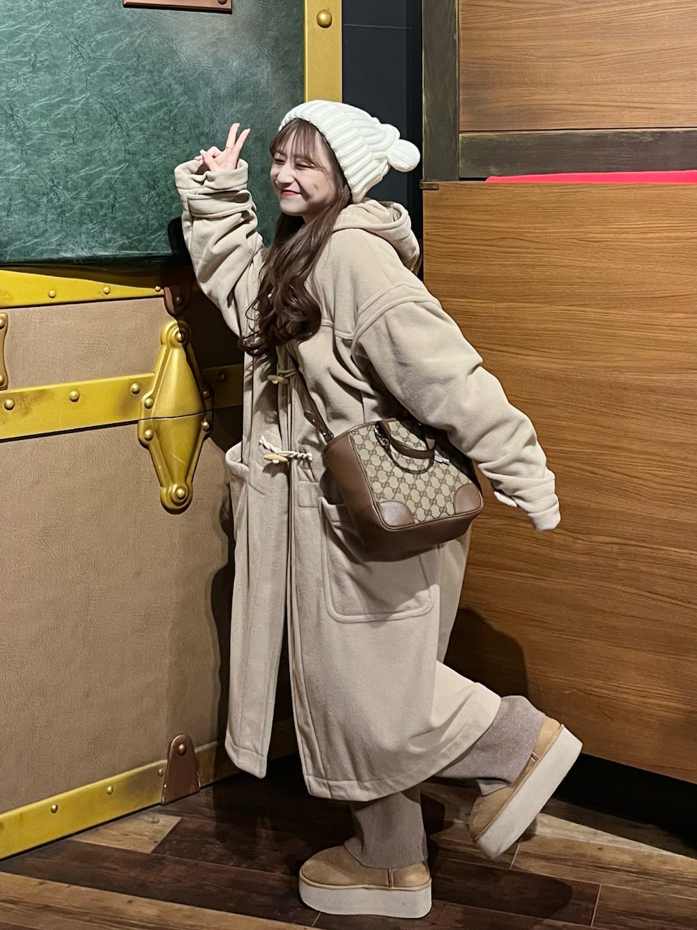 「お出かけコーデ、ゆるコーデ、パンツコーデ、冬アウター、秋冬コーデ、冬のコーデ、ニットパンツ、ダッフルコート、ムートンブーツ、ワントーンコーデ」｜「WHIMSICの【UNISEX】マイクロフリースダッフルコート（ダッフルコート、ベージュ系）」を使った、miyu Ӧさん（レディース・148cm）の冬コーディネートの1枚目の写真