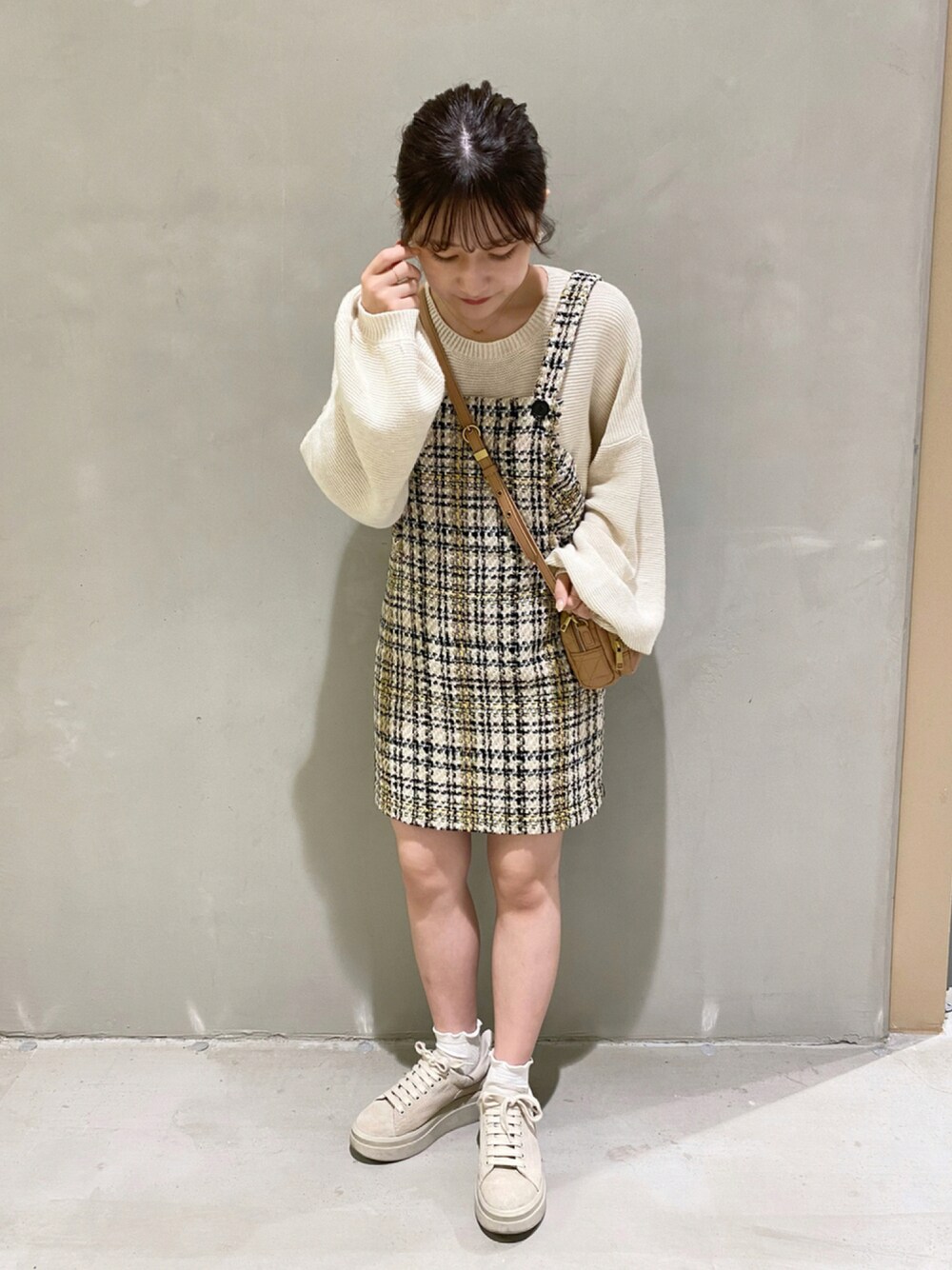 「チェック、UNIQLO、休日スタイル、厚底シューズ、低身長コーデ、秋コーデ、ボリューム袖、wearhalloween2021、秋トレンド2021、だから秋服が好き、スクエアバッグ」｜「ZARAのアイテム（ワンピース/ドレス、ベージュ系）」を使った、miyu Ӧさん（レディース・148cm）の秋コーディネートの1枚目の写真