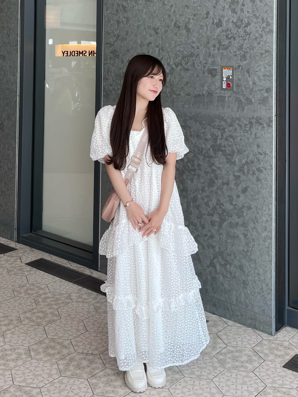 「春夏コーデ、低身長女子、おでかけコーデ、夏コーデ、今日のコーデ、ナチュラルガーリー、大人ガーリー、ワンピース、低身長コーデ、淡色コーデ、初夏コーデ」｜「one after another NICE CLAUPのフリルティアードワンピース（ワンピース、ホワイト系）」を使った、miyu Ӧさん（レディース・148cm）の夏コーディネートの1枚目の写真