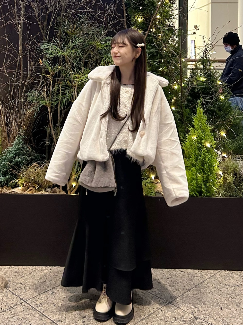 「今日のコーデ、大人かわいい、あったかコーデ、冬服、大人ガーリー、低身長コーデ、アウターコーデ、ふわふわニット、冬アウター、モノトーンコーデ、ファーバッグ、ガーリーコーデ、ロングスカート」｜「one after another NICE CLAUPのふわふわな肌触りで軽い着心地。ファーショートコート（その他アウター、ホワイト系）」を使った、miyu Ӧさん（レディース・148cm）の冬コーディネートの1枚目の写真