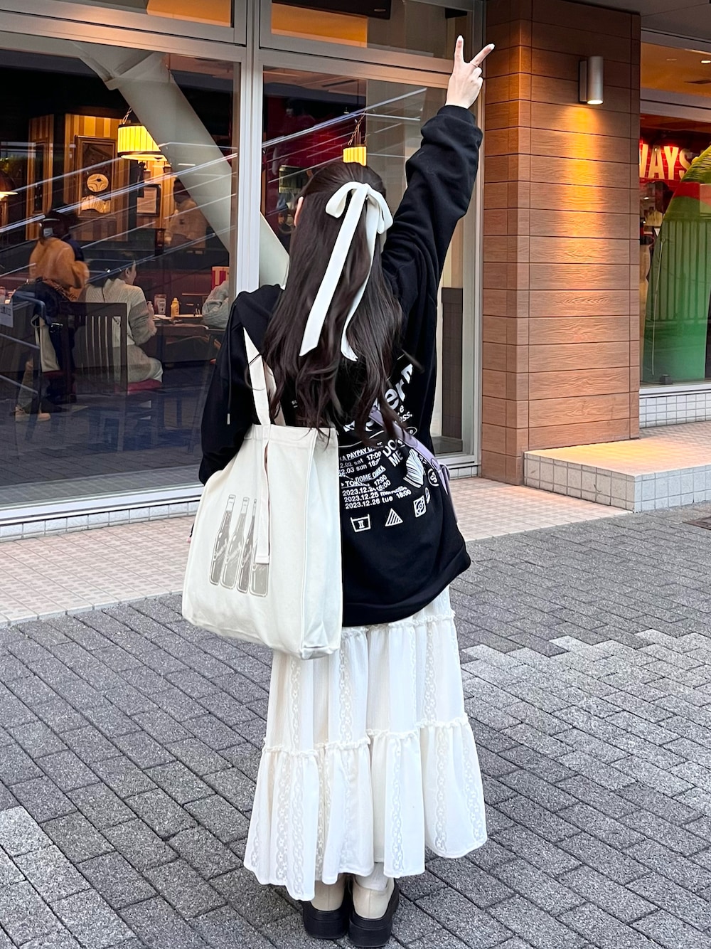 「冬ファッション、淡色コーデ、ロングスカート、大人ガーリー、モノトーンコーデ、シンプルコーデ、パーカーコーデ、オーバーサイズ、ティアードスカート、冬を彩る色いろコーデ、トートバッグ、オタ活」｜「merry jennyのスカラップカットレースティアードスカート（スカート、ホワイト系）」を使った、miyu Ӧさん（レディース・148cm）の冬コーディネートの1枚目の写真