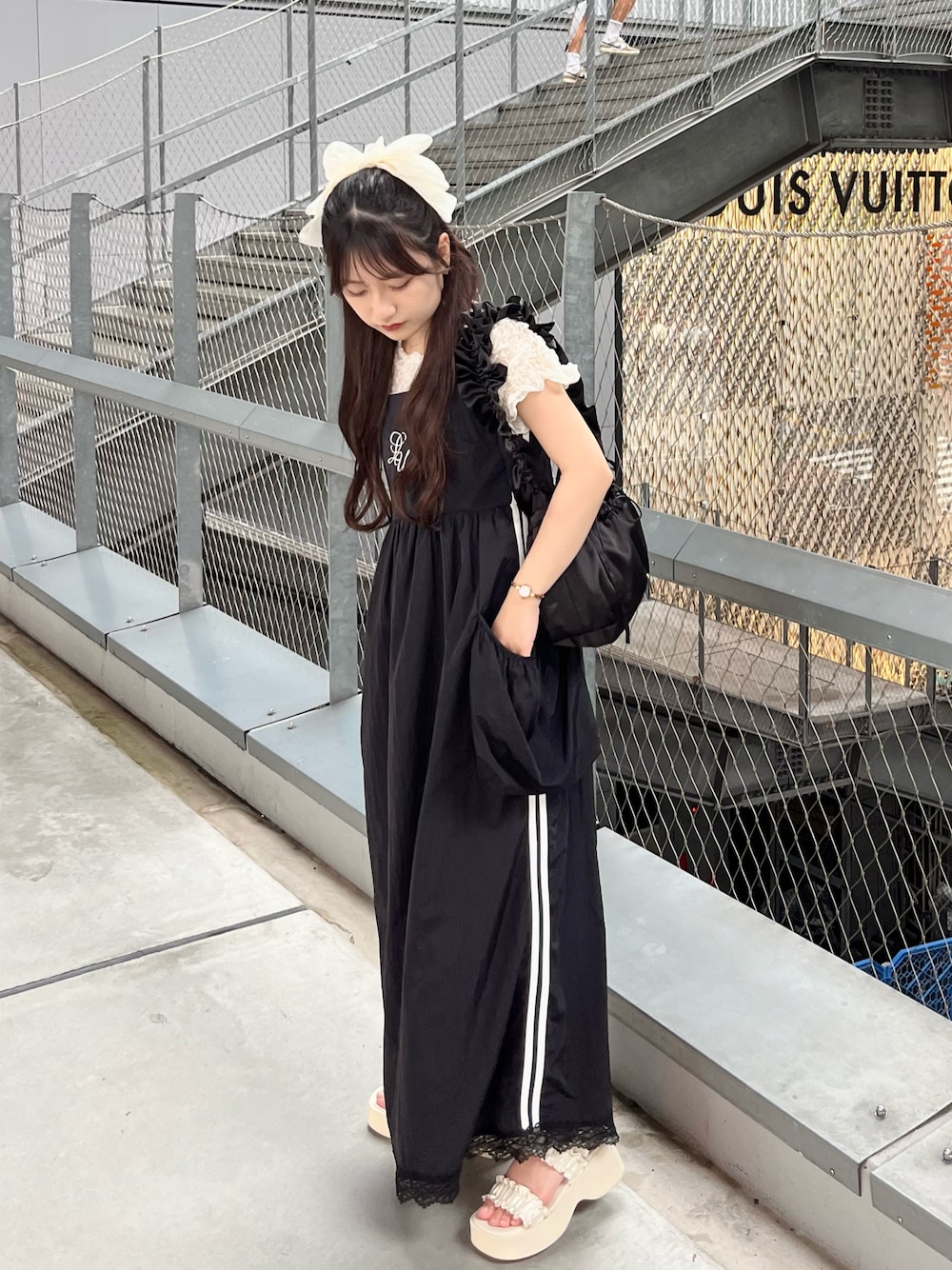 「韓国ファッション、シンプルスタイル、お出かけスタイル、モノトーン、大人ガーリー、厚底シューズ、休日コーデ、夏服、スポーツミックス、キャミワンピ、低身長コーデ、カジュアルガーリー」｜「lureyouinのアイテム（ワンピース、ブラック系）」を使った、miyu Ӧさん（レディース・148cm）の夏コーディネートの1枚目の写真