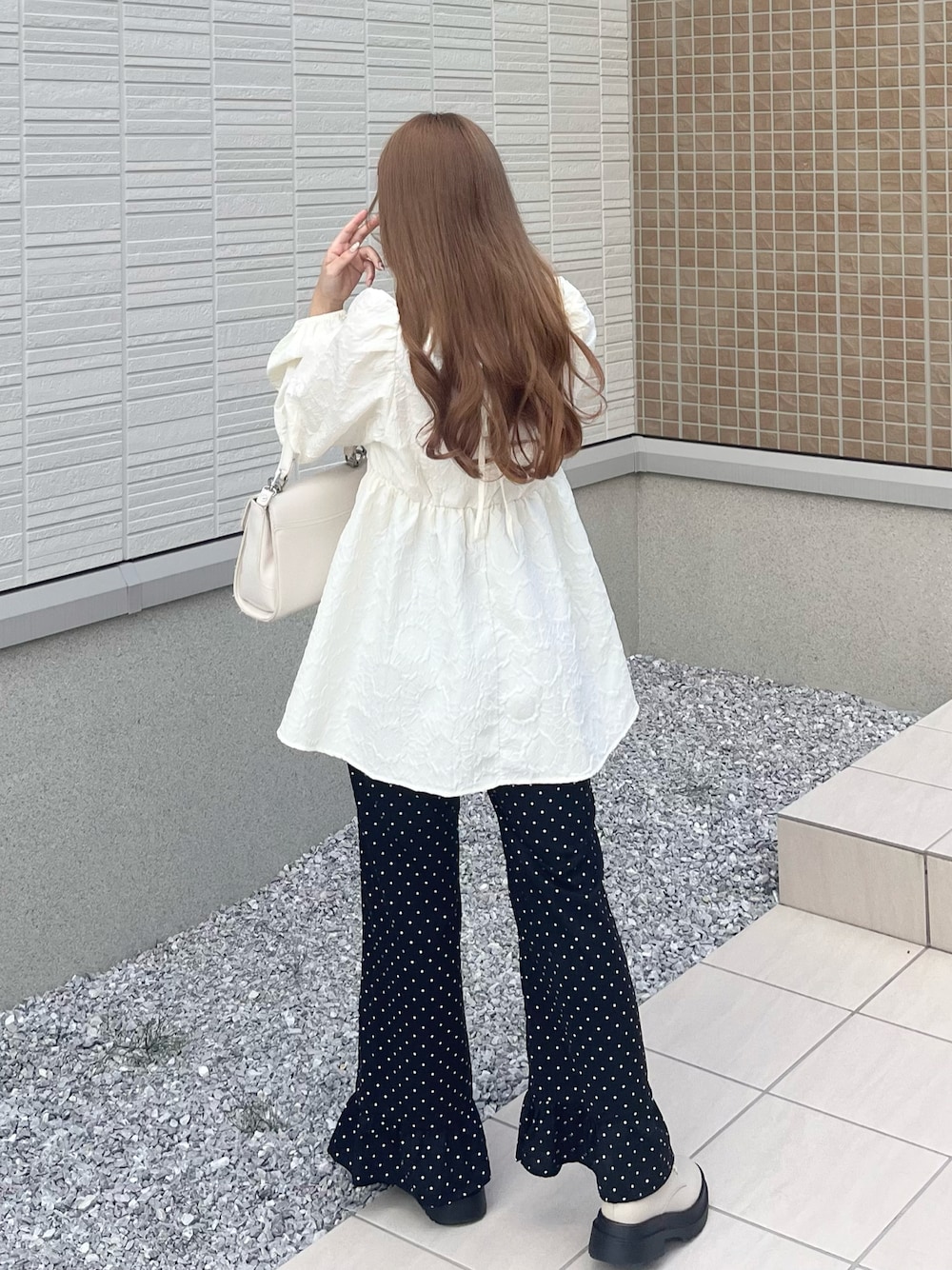 「オトナカワイイ、大人ガーリー、ガーリーコーデ、秋服準備はじめました、骨格ウェーブ、シンプルコーデ、フェミニン、低身長コーデ、パンツスタイル、秋コーデ、秋服コーデ、プチプラコーデ、フレンチガーリー」｜「GRLのアイテム（シャツ/ブラウス、ホワイト系）」を使った、miyu Ӧさん（レディース・148cm）の秋コーディネートの1枚目の写真