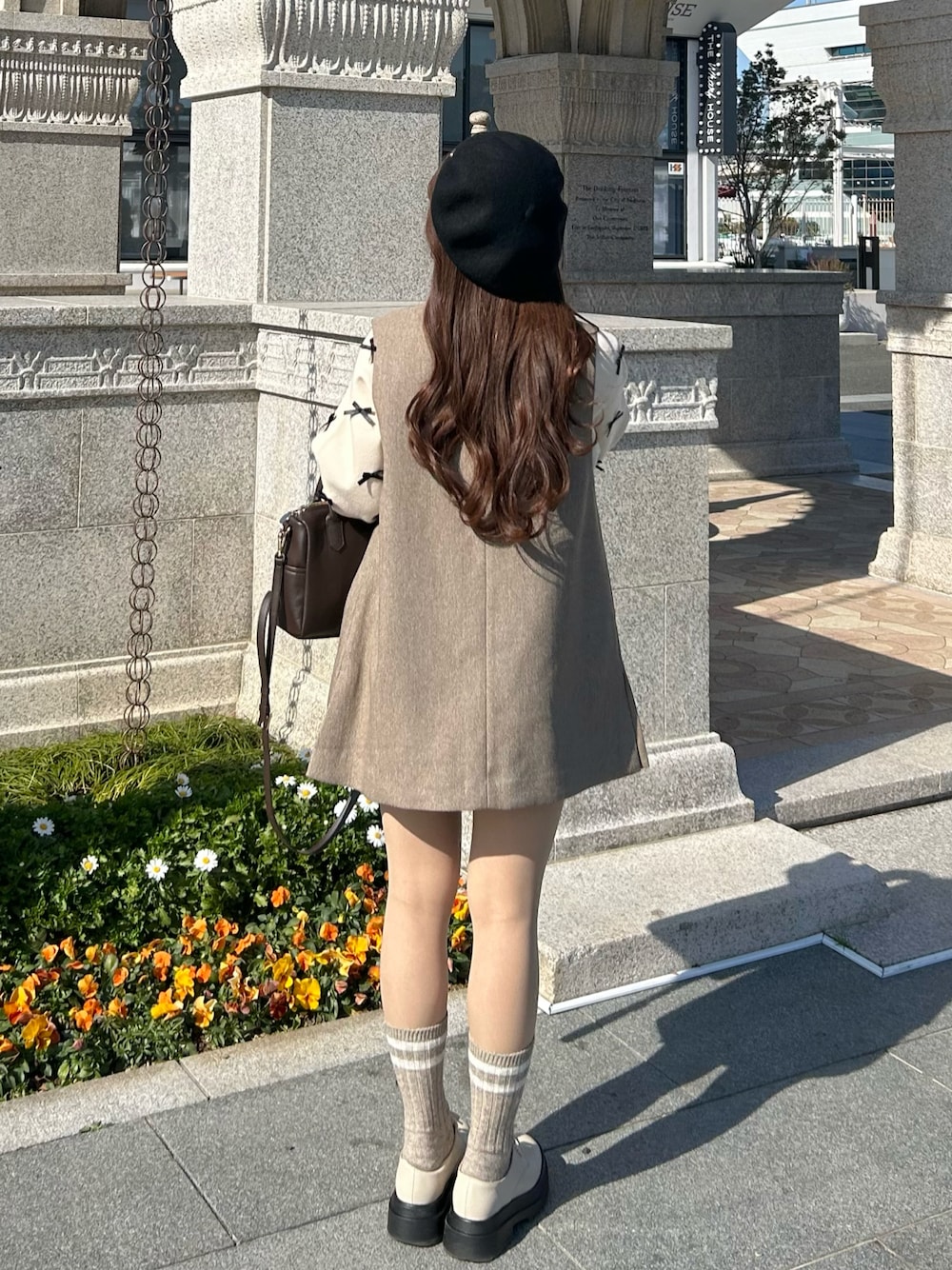 「春服、春服コーデ、春服みてみて、ビスチェコーデ、低身長コーデ、ベスト、ガーリーコーデ、ボストンバッグ、ベレー帽、春コーデ、お出かけコーデ、シンプルコーデ、シンプルスタイル、休日コーデ、休日スタイル」｜「VISのリボンニットカーディガン（カーディガン/ボレロ、ホワイト系）」を使った、miyu Ӧさん（レディース・148cm）の冬コーディネートの1枚目の写真