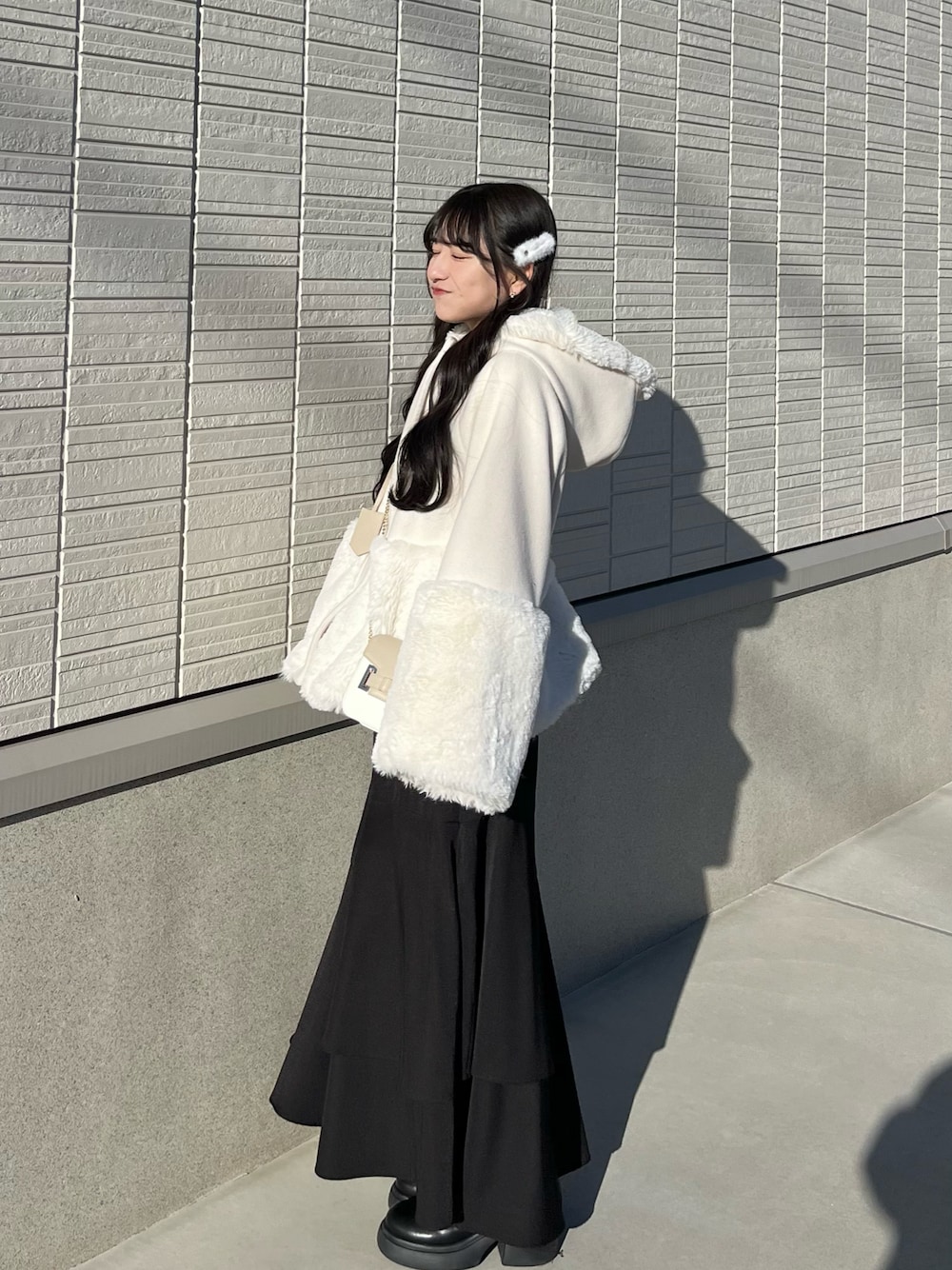 「おでかけコーデ、今日のコーデ、冬服コーデ、オトナカワイイ、スカートコーデ、ティアードスカート、モノトーンコーデ、モノトーン、休日スタイル、低身長コーデ、シンプルコーデ、ファーコート、ショートブーツ、ブーツ」｜「ASTORIA ODIERのリボンブローチ付きフードファー切替コート（その他アウター、ホワイト系）」を使った、miyu Ӧさん（レディース・149cm）の冬コーディネートの1枚目の写真