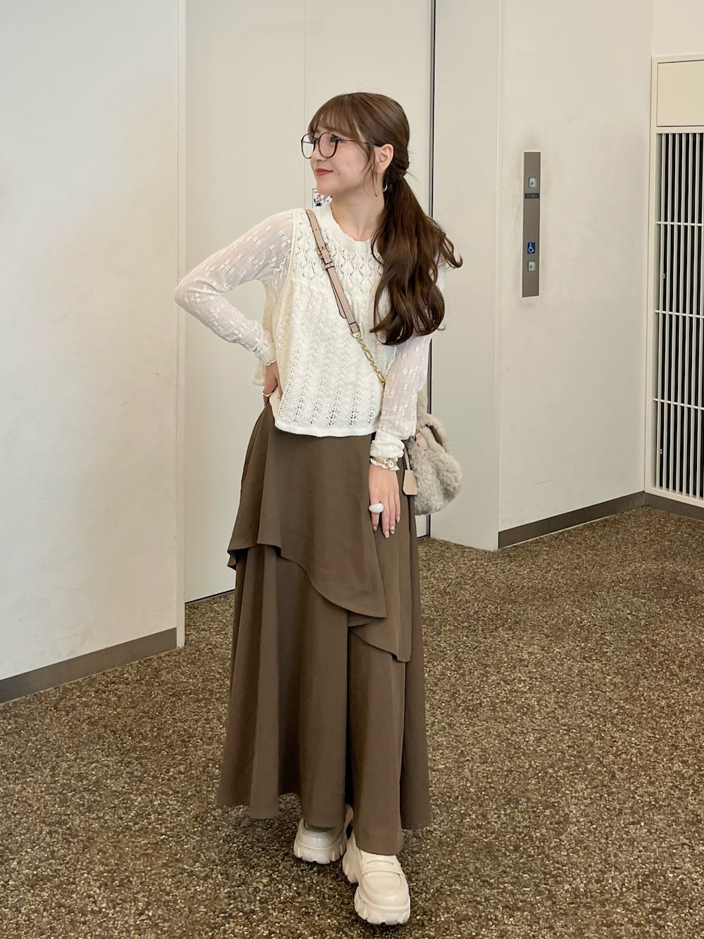 「秋服まるっと大公開、お出かけコーデ、シンプルコーデ、秋のコーデ、低身長コーデ、大人かわいい、秋服準備はじめました、ティアードスカート、ローファー、ニットビスチェ、淡色女子、淡色コーデ、ZARA、ブラウン」｜「Ambre Neigeの花柄メロー指穴トップス／【WEB/EC限定商品】（Tシャツ/カットソー、ホワイト系）」を使った、miyu Ӧさん（レディース・148cm）の秋コーディネートの1枚目の写真