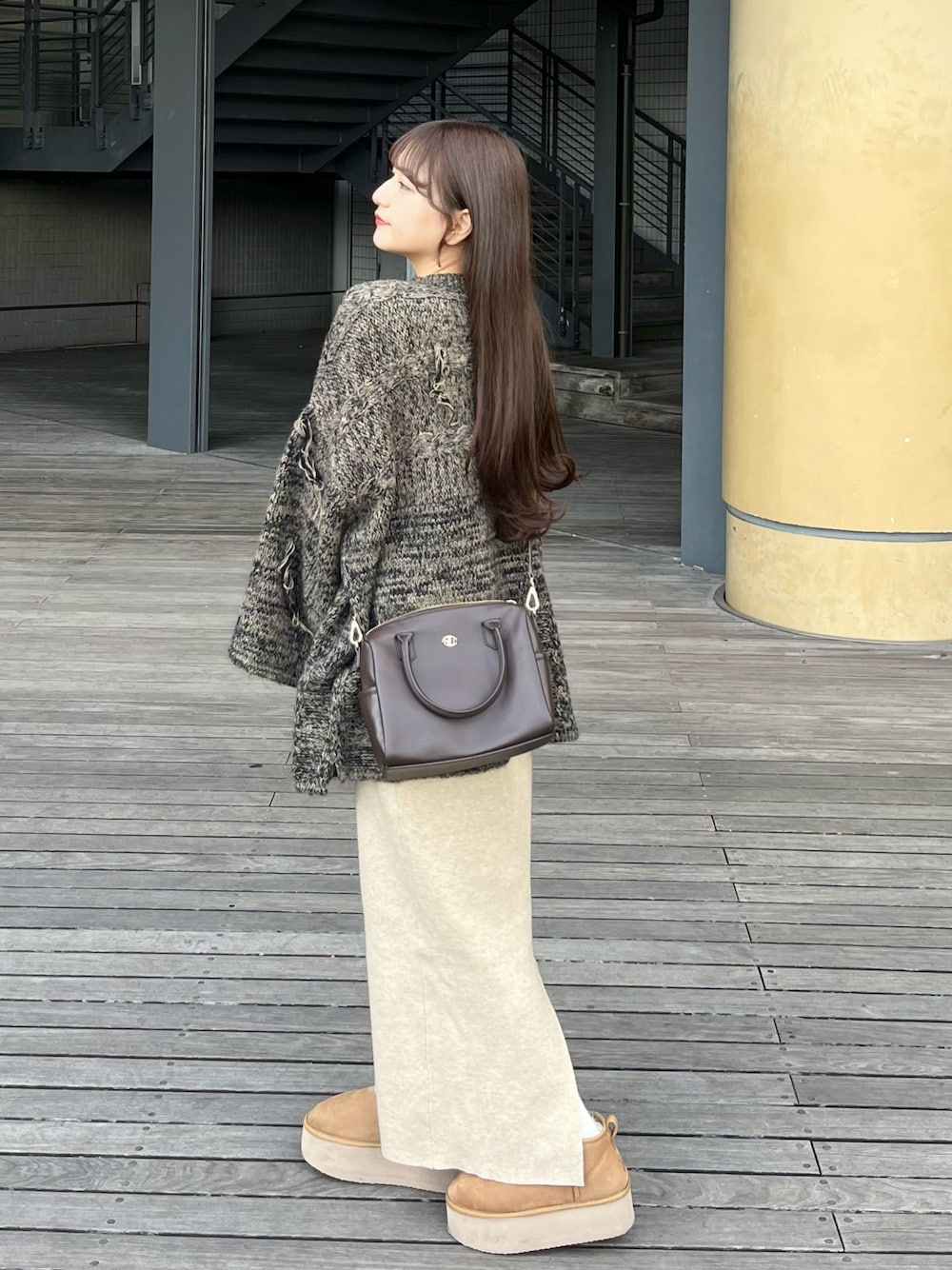 「シンプルコーデ、大人可愛い、今日のコーデ、低身長女子、オーバーサイズ、淡色女子、淡色、淡色コーデ、低身長コーデ、アウターコーデ、ニットスカート、ムートンブーツ、ニット、ボストンバッグ」｜「RiLiのアイテム（バッグ、ブラウン系）」を使った、miyu Ӧさん（レディース・148cm）の冬コーディネートの1枚目の写真