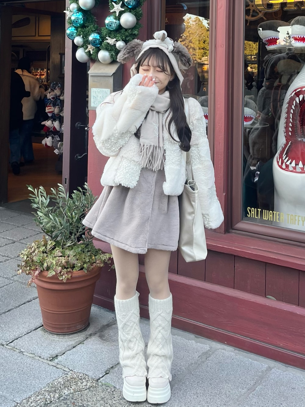 「冬を彩る色いろコーデ、低身長コーデ、ワンピーススタイル、おでかけコーデ、大人ガーリー、ホワイトコーデ、テーマパーク、厚底ブーツ、ファーコート、フレンチガーリー、レッグウォーマー」｜「FURFURの【限定カラー】エコファーミックスブルゾン（ノーカラージャケット、ホワイト系）」を使った、miyu Ӧさん（レディース・148cm）の冬コーディネートの1枚目の写真