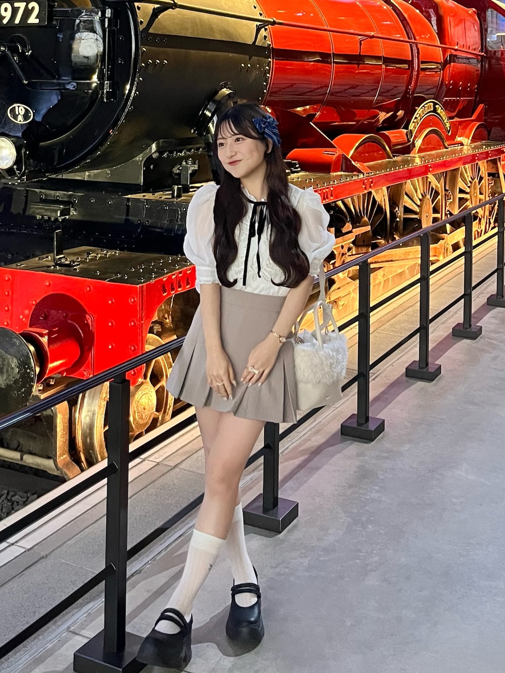 ホワイト系のショルダーバッグ、その他のシャツ/ブラウス、ベージュ系のスカートを着用したレディースの秋コーディネートの1枚目の写真