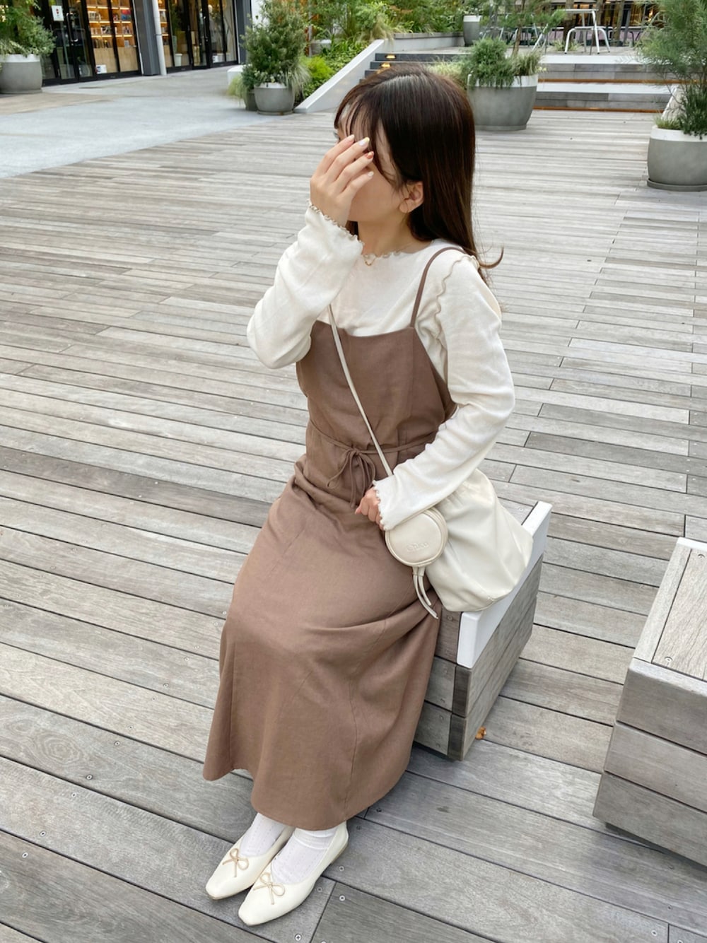 「休日スタイル、シンプルコーデ、大人ガーリー、キャミワンピ、低身長コーデ、秋コーデ、秋服準備はじめました」｜「emmyのアイテム（パンプス、ホワイト系）」を使った、miyu Ӧさん（レディース・148cm）の秋コーディネートの1枚目の写真
