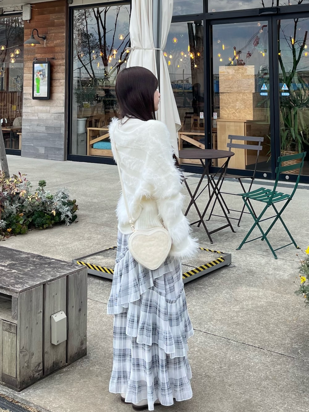 「今日のコーデ、春色、大人かわいい、初春コーデ、スカートスタイル、ニットカーディガン、ブルべ夏、春先取り、春コーデ、シアースカート、低身長コーデ、春服、カーディガン、ロングスカート、休日スタイル」｜「TITTY&CO.のフェザーニットスクエアボタンカーデ（カーディガン/ボレロ、ホワイト系）」を使った、miyu Ӧさん（レディース・149cm）の冬コーディネートの1枚目の写真