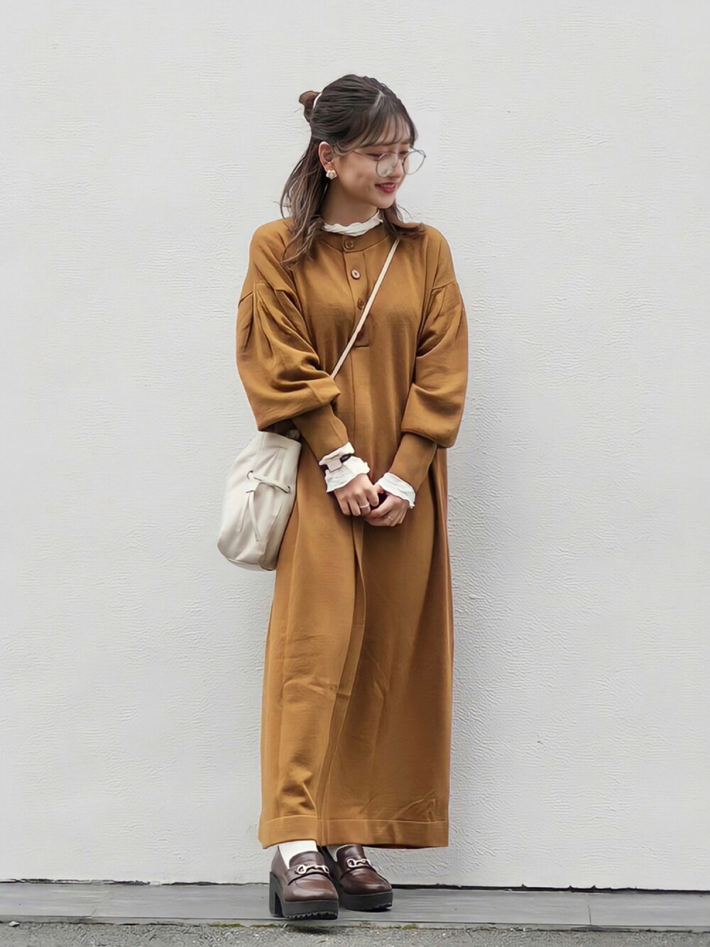 「ニット、シンプル、ニットワンピース、タートルネック、休日スタイル、リラックススタイル、メガネ女子、低身長コーデ、秋コーデ、秋冬コーデ、ボリューム袖、だから秋服が好き」｜「LOWRYS FARMの２ＷＡＹヘンリーニットワンピース　216048（ワンピース、ブラウン系）」を使った、miyu Ӧさん（レディース・148cm）の秋コーディネートの1枚目の写真