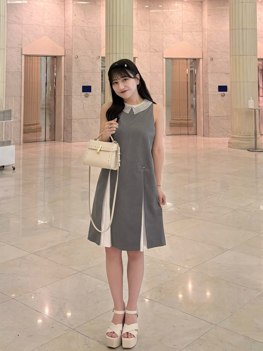 「大人かわいい、キレイめコーデ、おでかけ服、夏コーデ、ノースリーブワンピース、低身長コーデ、お呼ばれスタイル、休日スタイル、今日のコーデ、大人ガーリー、ディナー、厚底サンダル」｜「R&Eの【25SS新作】【R&E】クロスストラップスクエアトゥチャンキーヒールサンダル（サンダル、ホワイト系）」を使った、miyu Ӧさん（レディース・149cm）の夏コーディネートの1枚目の写真