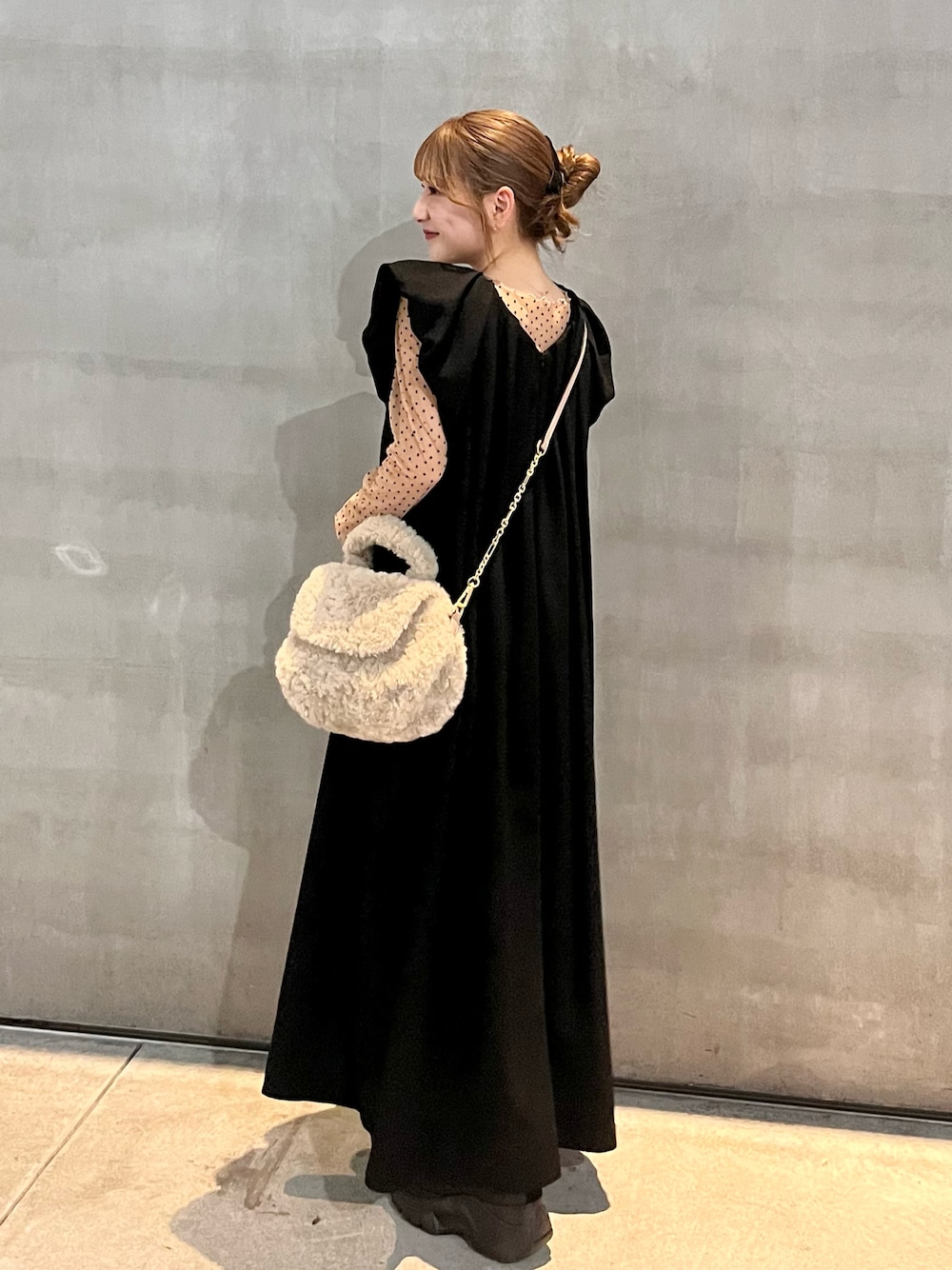 「お出かけコーデ、おでかけコーデ、今日のコーデ、シンプルコーデ、休日コーデ、秋コーデ、低身長コーデ、ワンピーススタイル、ファーバッグ、秋服、レイヤードスタイル、モノトーン」｜「w closetのチュールドットボートネックプルオーバー（Tシャツ/カットソー、ベージュ系）」を使った、miyu Ӧさん（レディース・148cm）の秋コーディネートの1枚目の写真