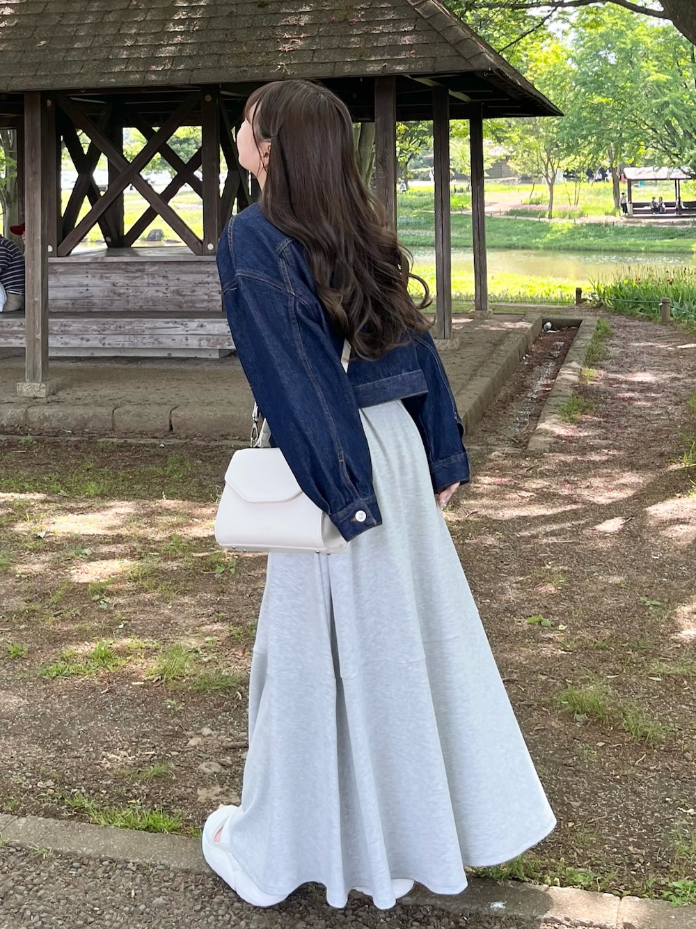 「休日コーデ、シンプルスタイル、ワンピースコーデ、お出かけコーデ、オトナカワイイ、大人ガーリー、低身長コーデ、デニムコーデ、デニムジャケット、ロングワンピース、厚底サンダル、春コーデ」｜「LIMMSEの【LIMMSE】カットフレアロングワンピース（ワンピース、グレー系）」を使った、miyu Ӧさん（レディース・148cm）の春コーディネートの1枚目の写真