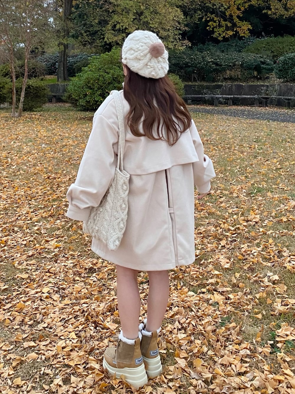 「クリスマスに着たい服、秋冬コーデ、休日コーデ、ワントーンコーデ、冬アウター、お出かけコーデ、冬コーデ、トートバッグ、ベレー帽、GRL、厚底シューズ、厚底ブーツ」｜「GRLのアイテム（ジャケット/アウター、ホワイト系）」を使った、miyu Ӧさん（レディース・148cm）の冬コーディネートの1枚目の写真