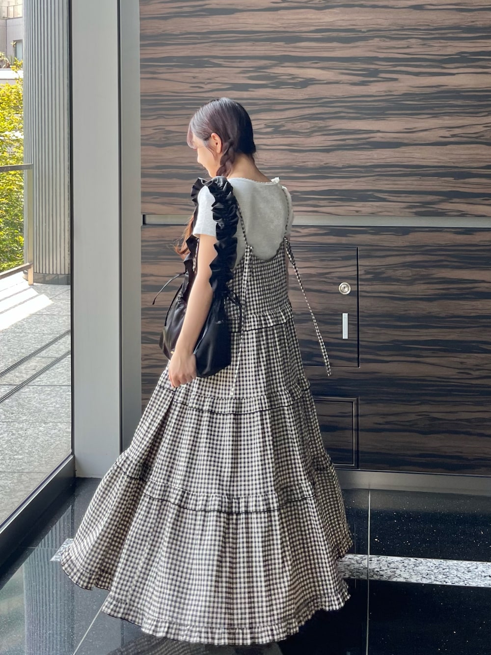 「お出かけコーデ、モノトーンコーデ、韓国ファッション、バレエコア、大人ガーリー、ガーリー、キャミワンピ、低身長コーデ、シンプルコーデ、Tシャツ、今日のコーデ、ブラックコーデ」｜「Alley by w closetの【Alley】ギンガムチェックフリルティアードキャミワンピース（ワンピース、ブラック系）」を使った、miyu Ӧさん（レディース・148cm）の夏コーディネートの1枚目の写真