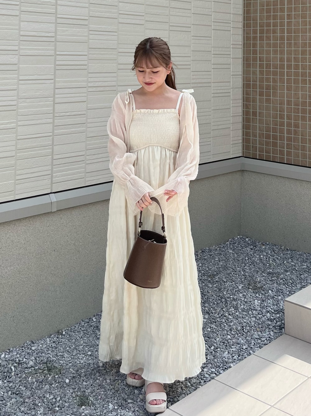 「休日スタイル、シンプルコーデ、秋先取りコーデ、淡色コーデ、おでかけコーデ、ワンピース、今日のコーデ、秋服準備はじめました、シアートップス、低身長コーデ、キャミワンピース、ワントーンコーデ」｜「mlineの[mline]シアー楊柳ショートブラウス（シャツ/ブラウス、ホワイト系）」を使った、miyu Ӧさん（レディース・148cm）の夏コーディネートの1枚目の写真