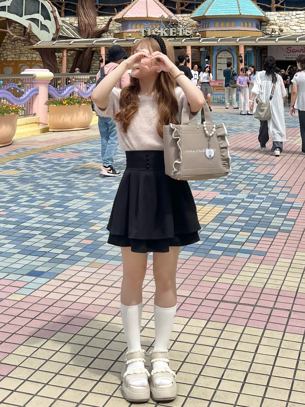 「休日コーデ、低身長コーデ、ガーリー、秋先取りコーデ、ナチュラルガーリー、今日のコーデ、フェミニン、ガーリーコーデ、フレンチガーリー、トートバッグ」｜「evelynのアイテム（スカート、ブラック系）」を使った、miyu Ӧさん（レディース・148cm）の秋コーディネートの1枚目の写真