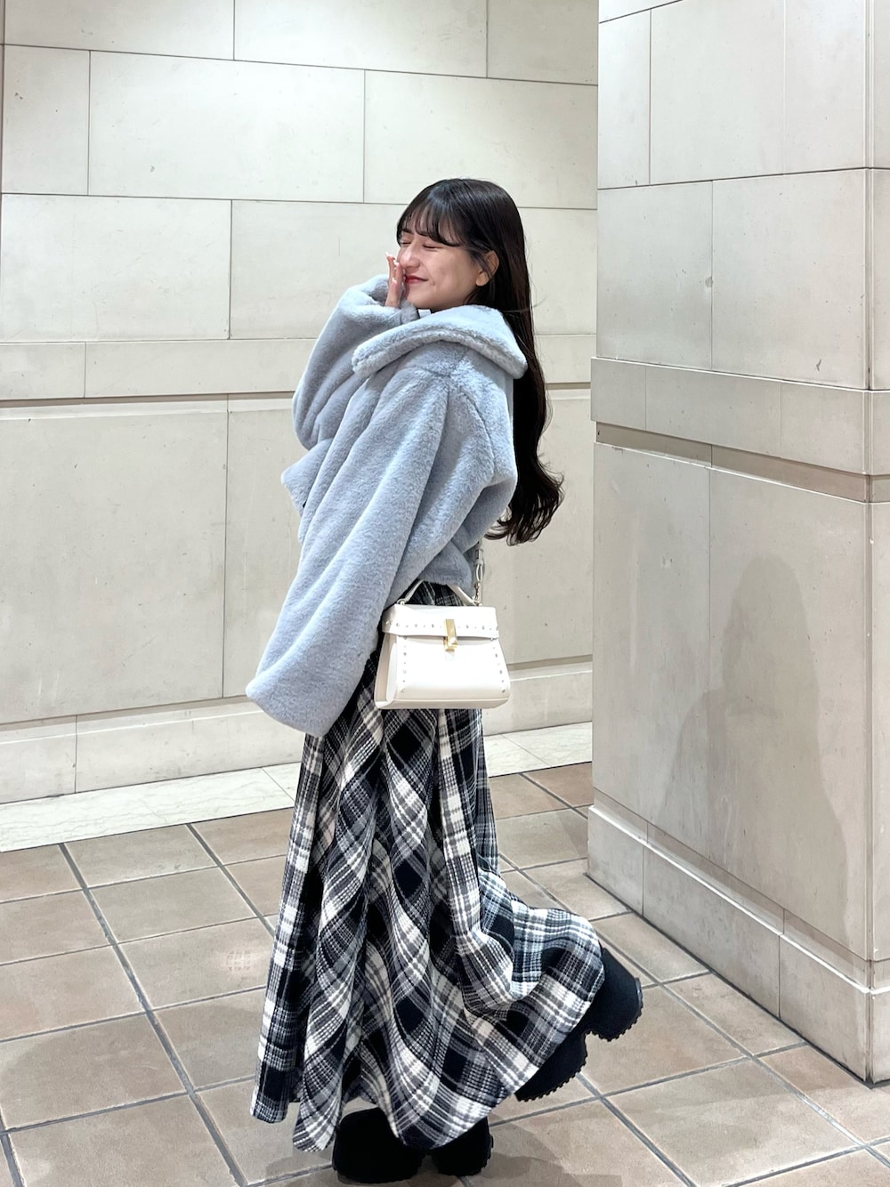 「ボアジャケット、休日スタイル、大人かわいい、オトナカワイイ、スカートスタイル、今日のコーデ、低身長コーデ、ロングスカート、GRL、シンプルコーデ、ショートブーツ、冬コーデ、冬アウター、チェックスカート」｜「ems exciteのリボンFファーJK（その他アウター、ブルー系）」を使った、miyu Ӧさん（レディース・149cm）の冬コーディネートの1枚目の写真