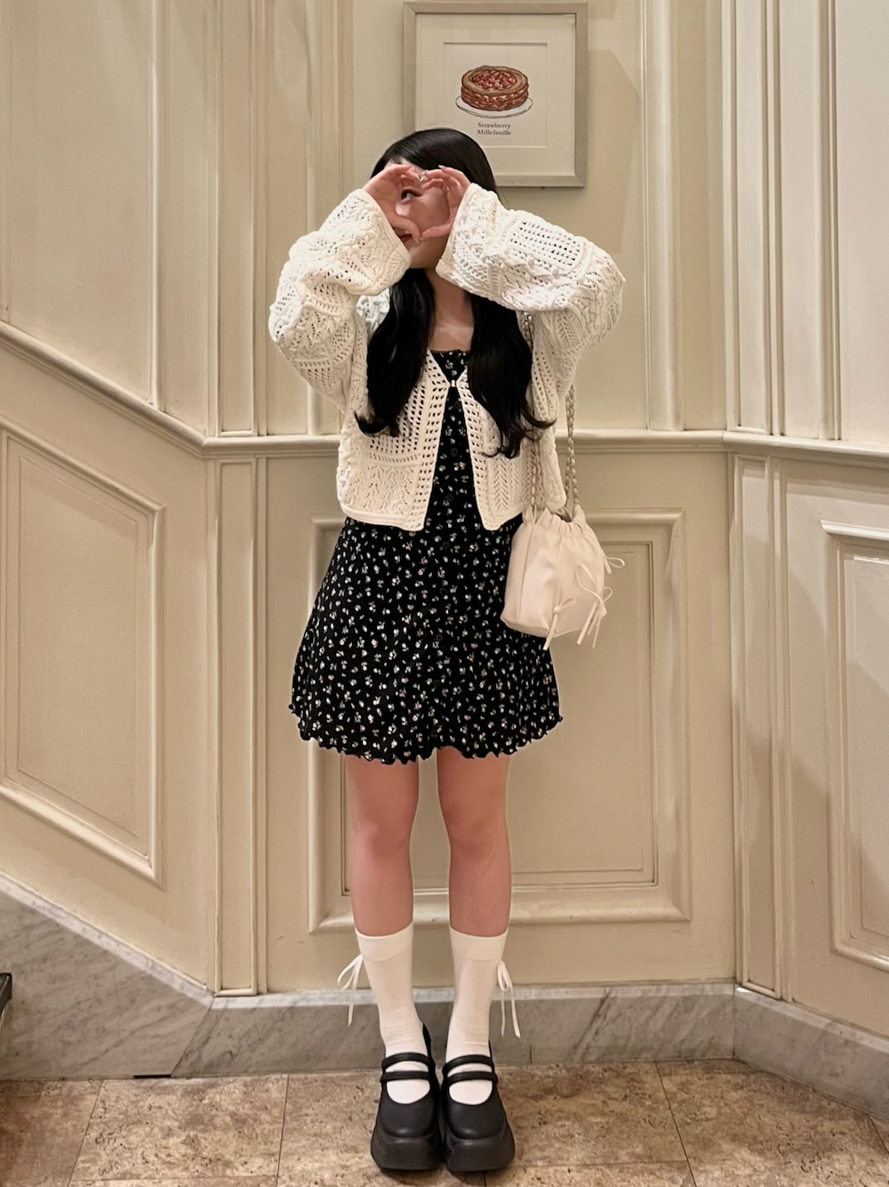 「おでかけコーデ、休日スタイル、春服、低身長コーデ、骨格ウェーブ、ワンピース、今日のコーデ、モノトーンコーデ、花柄、お出かけコーデ、厚底サンダル、ガーリーコーデ」｜「H&Mのアイテム（ワンピース、ブラック系）」を使った、miyu Ӧさん（レディース・148cm）の春コーディネートの1枚目の写真