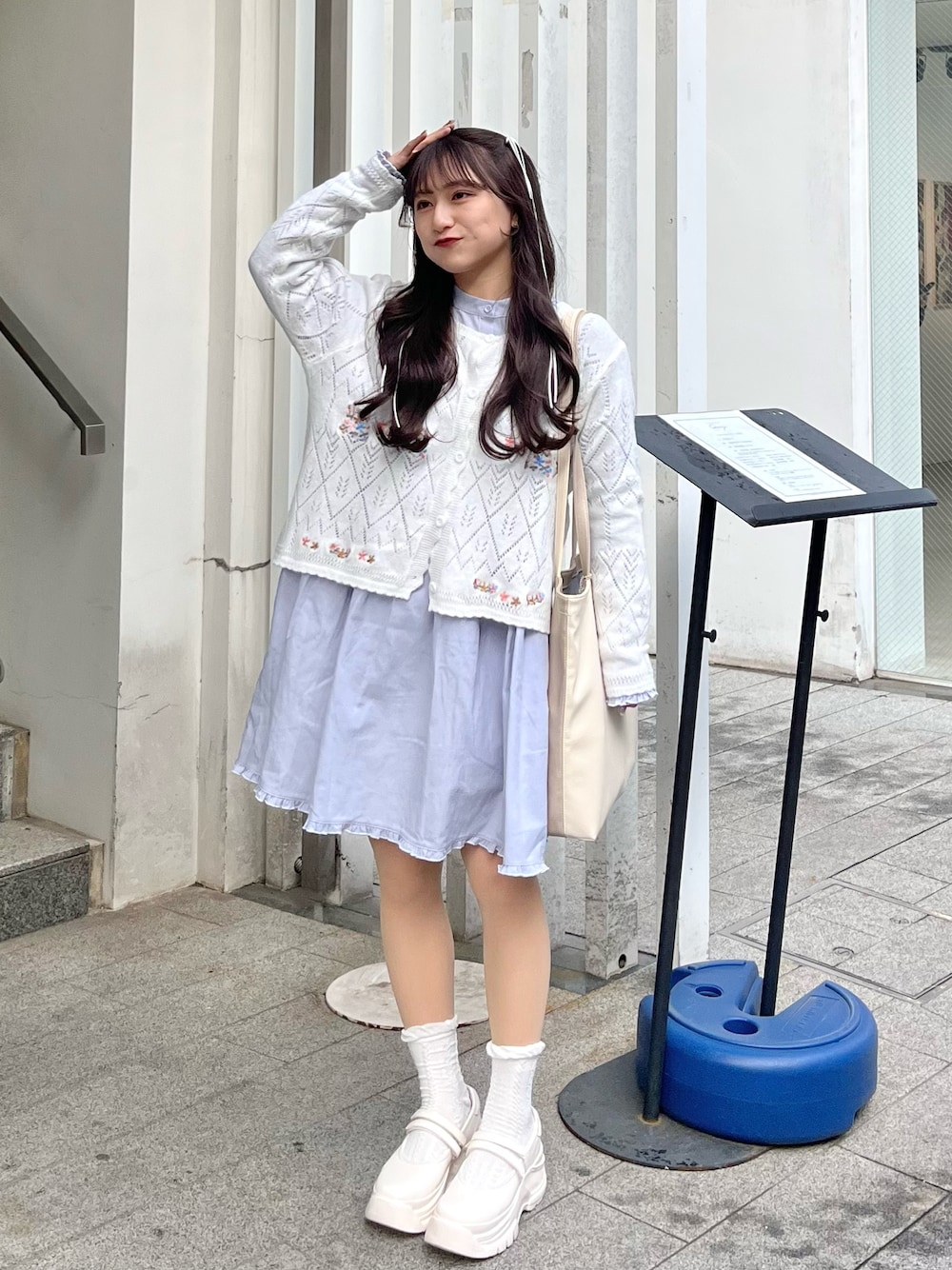 「春服、休日スタイル、春服みてみて、低身長女子、春色、ワンピースコーデ、低身長コーデ、淡色コーデ、ガーリーコーデ、トートバッグ、今日のコーデ、厚底サンダル」｜「aimohaの紫外線対策　ニット編みカーディガン（カーディガン/ボレロ、ベージュ系）」を使った、miyu Ӧさん（レディース・148cm）の春コーディネートの1枚目の写真