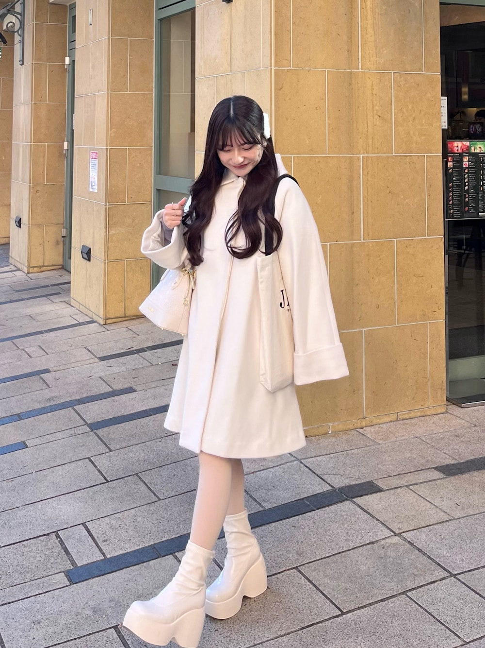 「淡色コーデ、冬アウター、冬服、お出かけコーデ、ワントーンコーデ、オトナカワイイ、シンプルスタイル、アウター、ショートブーツ、厚底ブーツ、トートバッグ、低身長コーデ、ガーリーコーデ」｜「Chicoの【2サイズ展開】ブローチ付ウールフレアコート（ステンカラーコート、ホワイト系）」を使った、miyu Ӧさん（レディース・149cm）の冬コーディネートの1枚目の写真