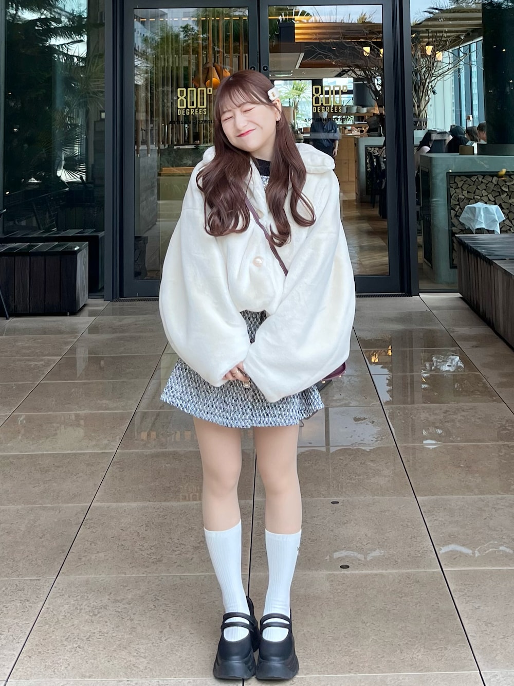 「おでかけコーデ、冬のコーデ、大人かわいい、スカートスタイル、ワンピースコーデ、オトナガーリー、ぺプラムトップス、ペプラムワンピース、GRL、フレンチガーリー、ガーリーコーデ、モノトーンコーデ、ファー小物」｜「one after another NICE CLAUPのふわふわな肌触りで軽い着心地。ファーショートコート（その他アウター、ホワイト系）」を使った、miyu Ӧさん（レディース・148cm）の冬コーディネートの1枚目の写真