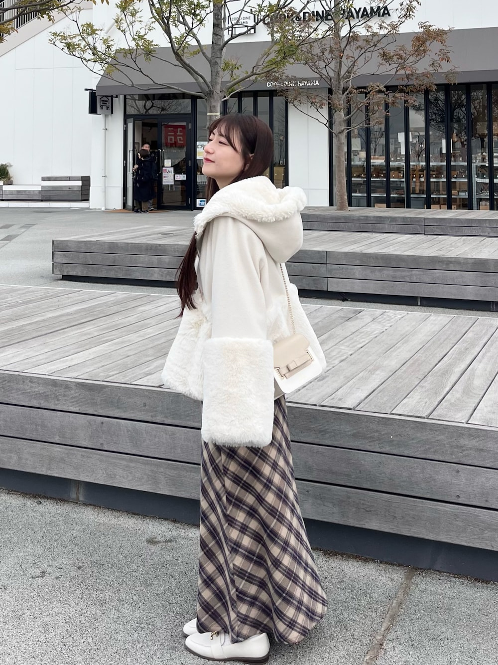 「今日のコーデ、シンプルスタイル、大人かわいい、差し色コーデ、カジュアルガーリー、低身長コーデ、お出かけコーデ、シンプルコーデ、休日スタイル、チェックスカート、アウターコーデ、ファーコート」｜「ASTORIA ODIERのリボンブローチ付きフードファー切替コート（その他アウター、ホワイト系）」を使った、miyu Ӧさん（レディース・149cm）の冬コーディネートの1枚目の写真